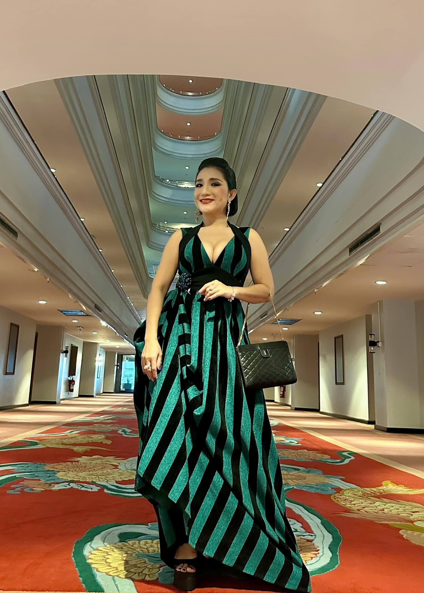 Thiết kế đầm xẻ sâu giúp Cát Tường phô diễn vòng 1 đầy đặn