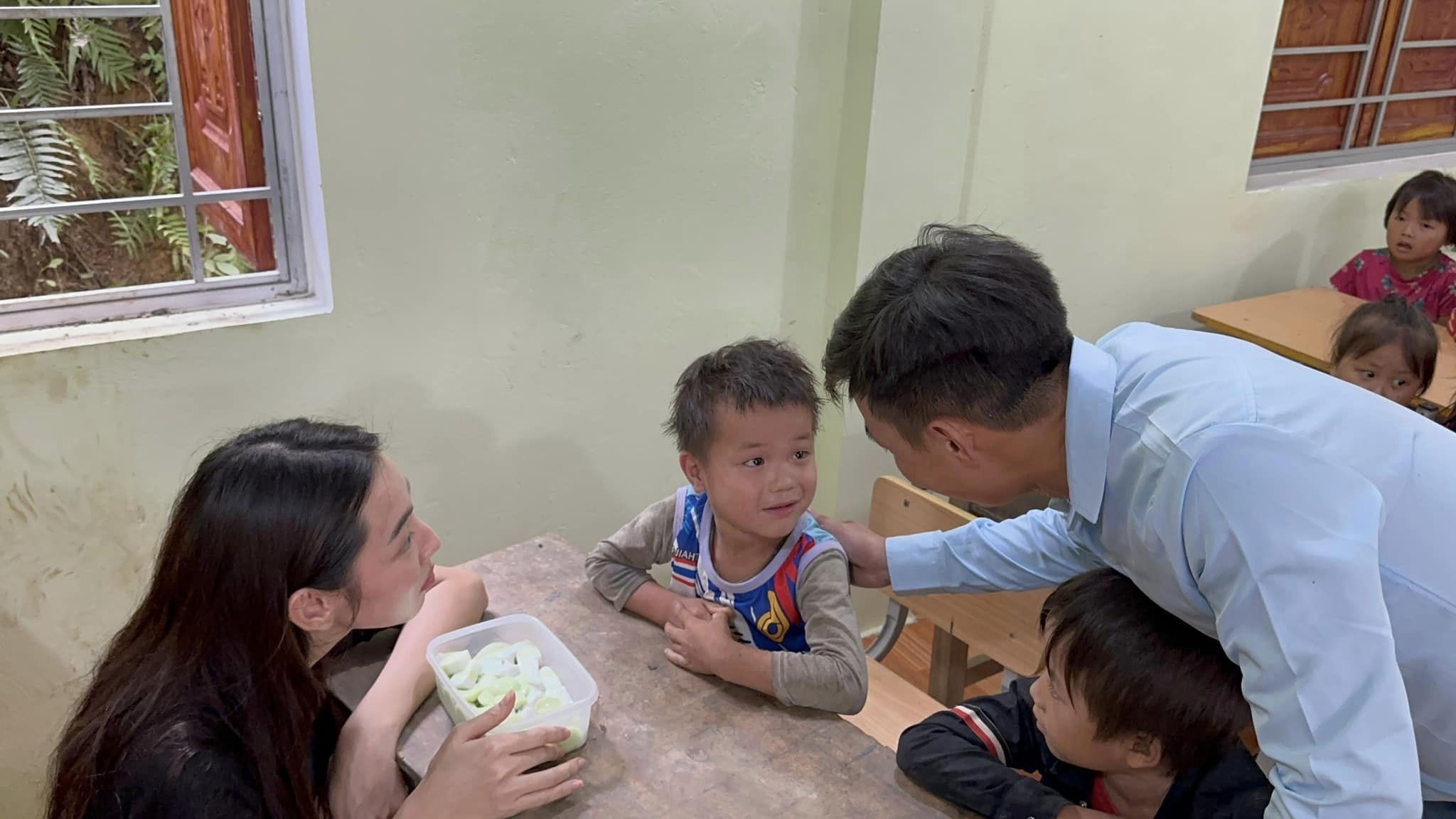 Hành động ân cần mà nàng hậu dành cho các em nhỏ khiến khán giả tan chảy Hành động ân cần mà nàng hậu dành cho các em nhỏ khiến khán giả tan chảy 
