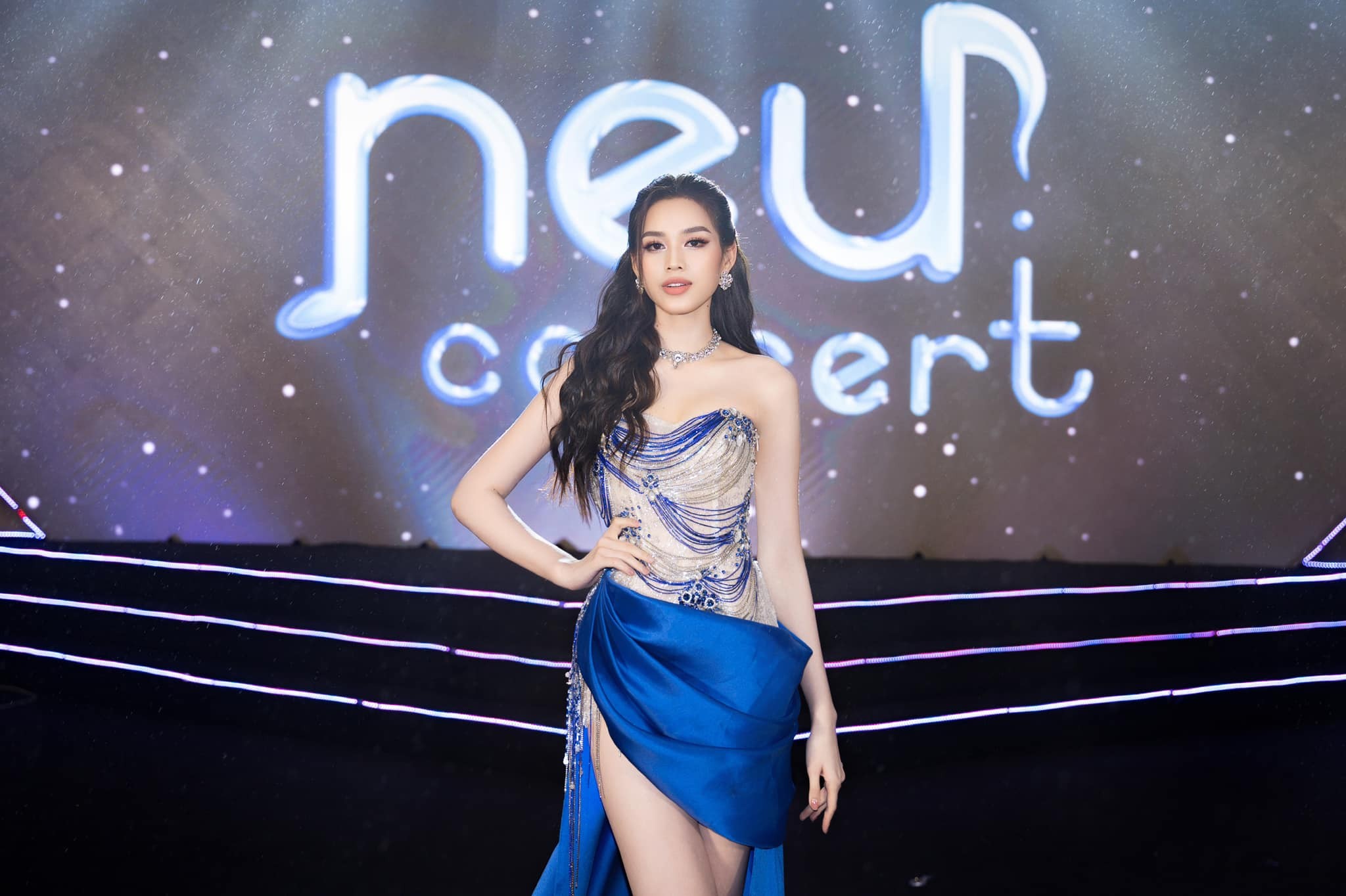 Đỗ Thị Hà chuộng váy siêu ngắn mỗi khi ra sân đánh golf - Ảnh 3