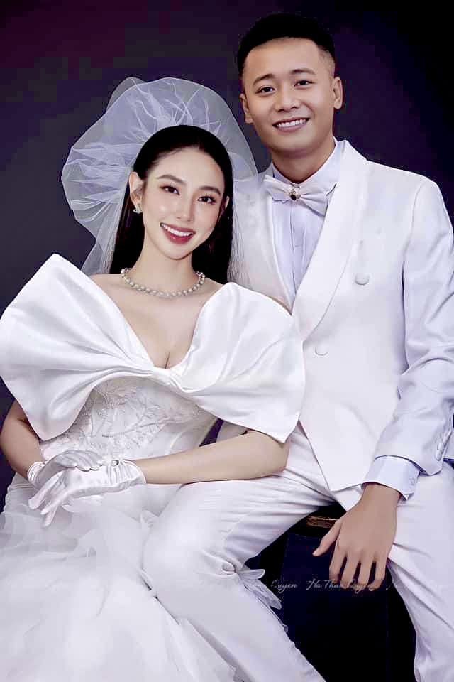 Người hâm mộ tích cực đẩy thuyền cặp đôi Quang Linh - Thùy Tiên bằng những hình ảnh photoshop hài hước Người hâm mộ tích cực đẩy thuyền cặp đôi Quang Linh - Thùy Tiên bằng những hình ảnh photoshop hài hước