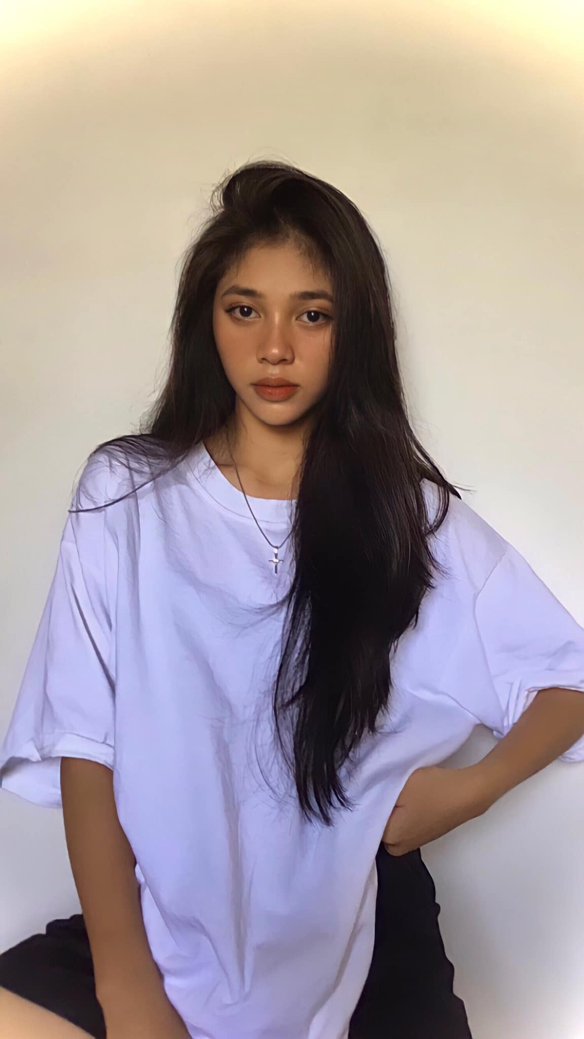 Video: Minh Kiên diện váy không thể ngắn hơn, khoe đôi chân 'kiếm Nhật' chẳng kém Đỗ Thị Hà - Ảnh 5