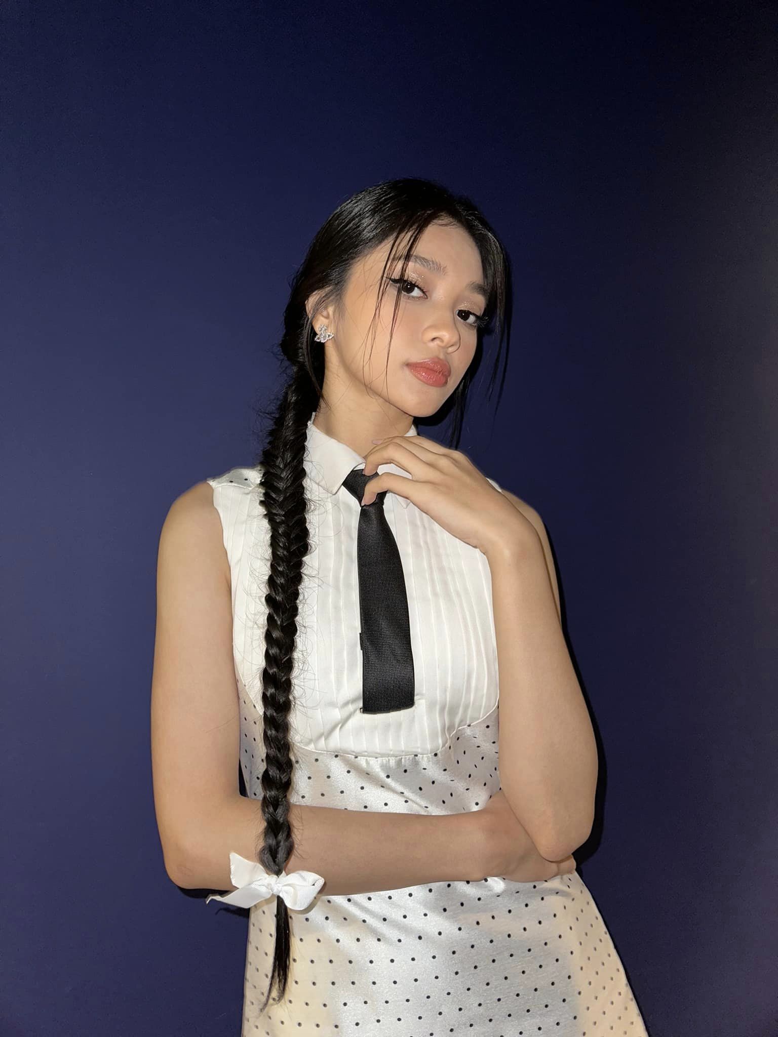 Video: Minh Kiên diện váy không thể ngắn hơn, khoe đôi chân 'kiếm Nhật' chẳng kém Đỗ Thị Hà - Ảnh 2