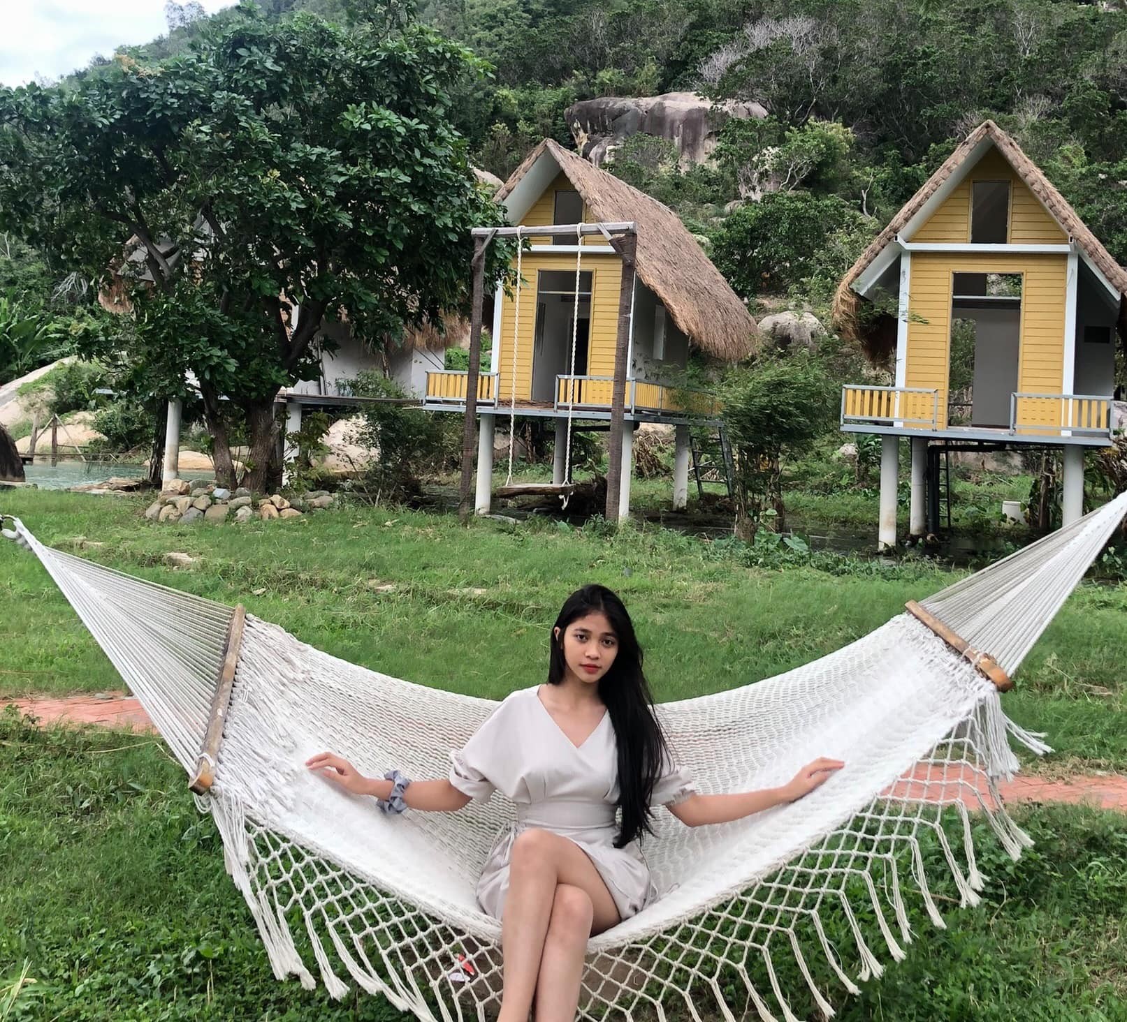 Video: Minh Kiên diện váy không thể ngắn hơn, khoe đôi chân 'kiếm Nhật' chẳng kém Đỗ Thị Hà - Ảnh 1