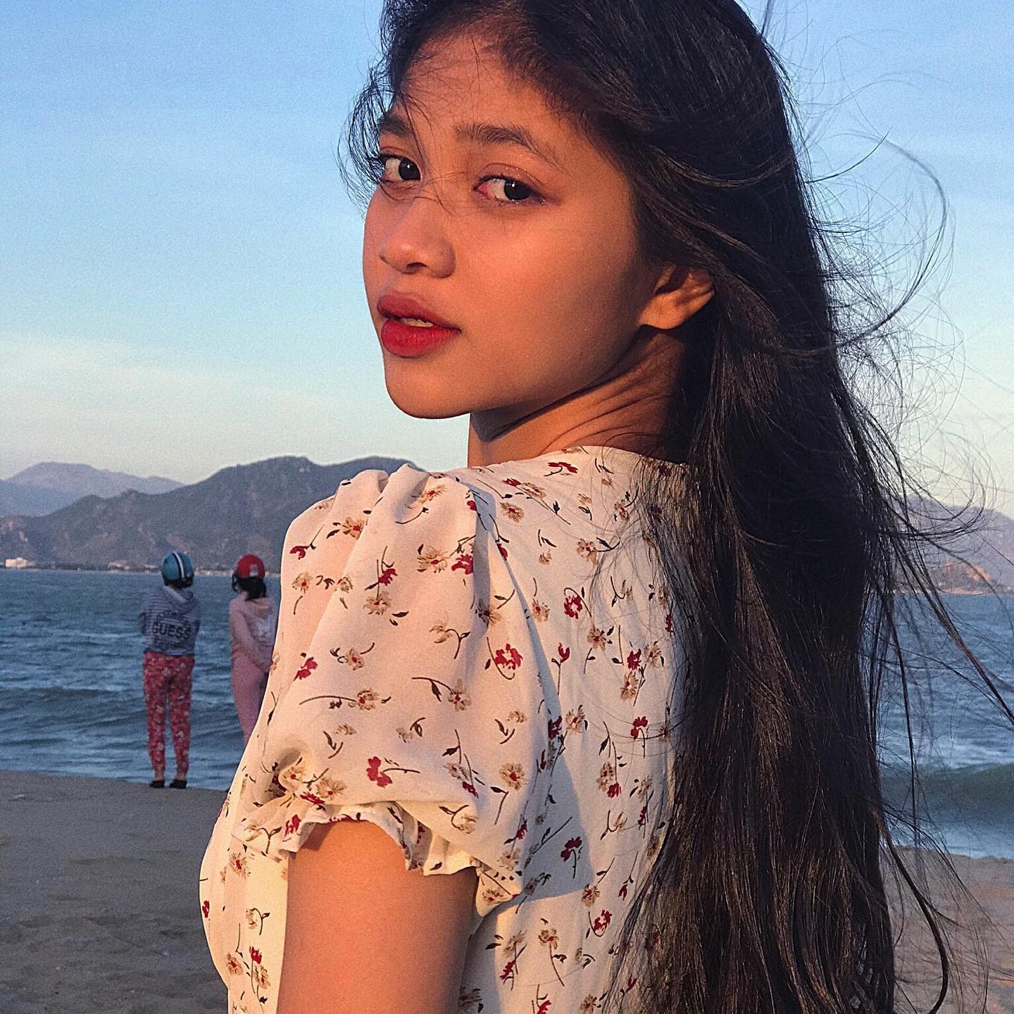 Video: Minh Kiên diện váy không thể ngắn hơn, khoe đôi chân 'kiếm Nhật' chẳng kém Đỗ Thị Hà - Ảnh 3