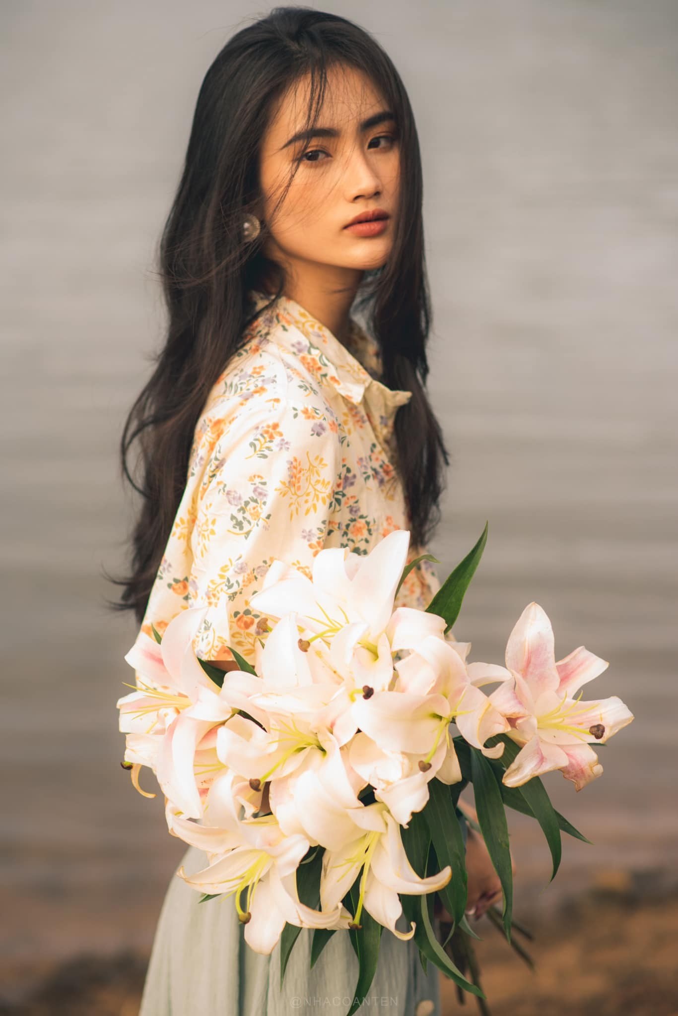 Đại diện BTC Miss World Vietnam cho biết Ý Nhi đang tiều tụy trước sự công kích của cộng đồng mạng