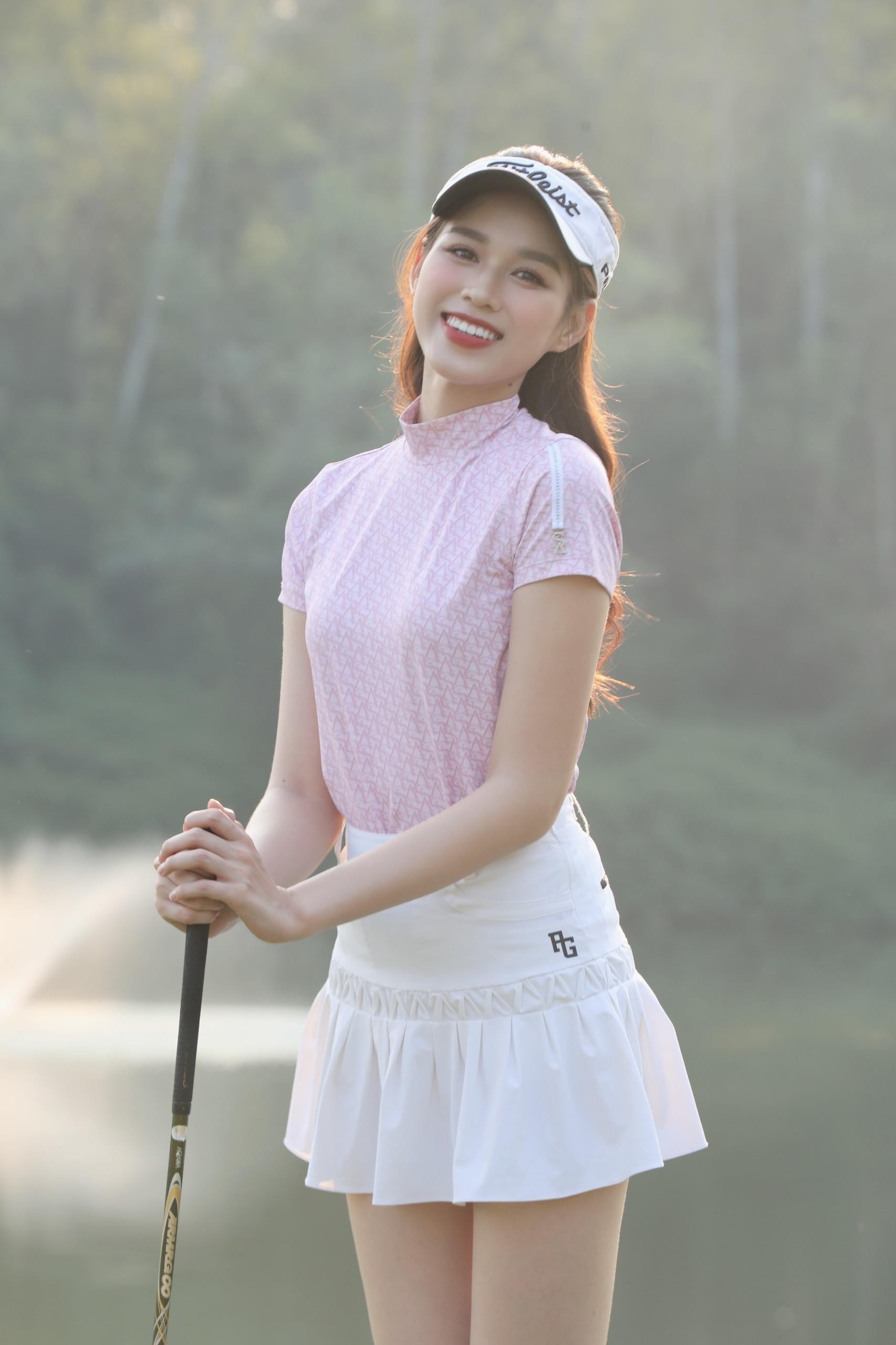 Đỗ Thị Hà chuộng váy siêu ngắn mỗi khi ra sân đánh golf - Ảnh 1
