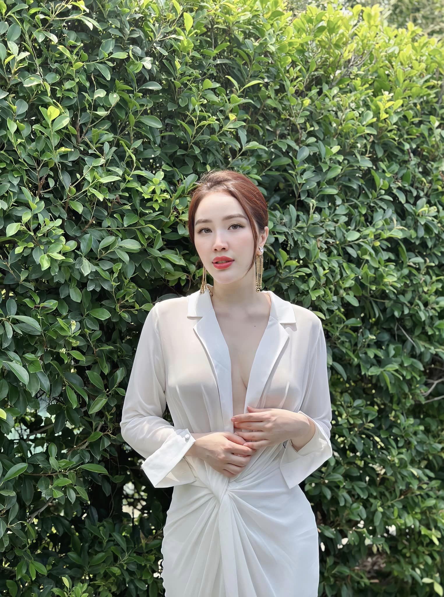 Bảo Thy chăm lăng xê những mẫu áo xẻ chạm rốn Bảo Thy chăm lăng xê những mẫu áo xẻ chạm rốn