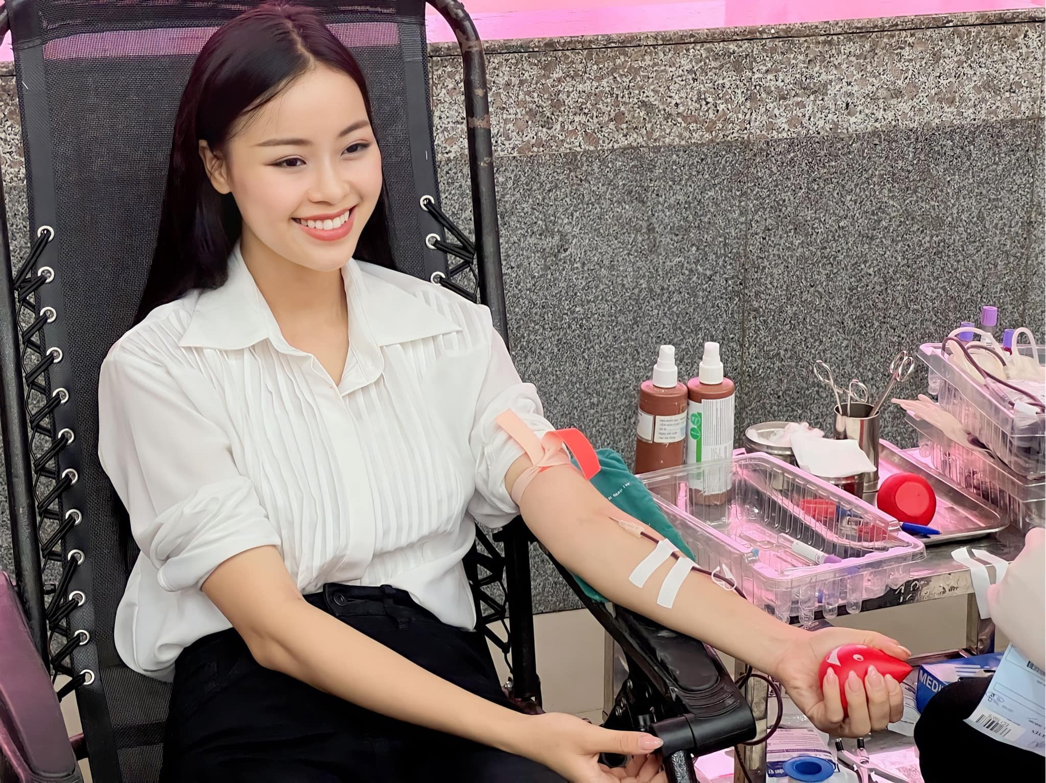 Đào Hiền - Minh Kiên xuất hiện dày đặc sau đăng quang: Ý Nhi tình trạng hiện tại thế nào? - Ảnh 2 Đào Hiền - Minh Kiên xuất hiện dày đặc sau đăng quang: Ý Nhi tình trạng hiện tại thế nào? - Ảnh 2