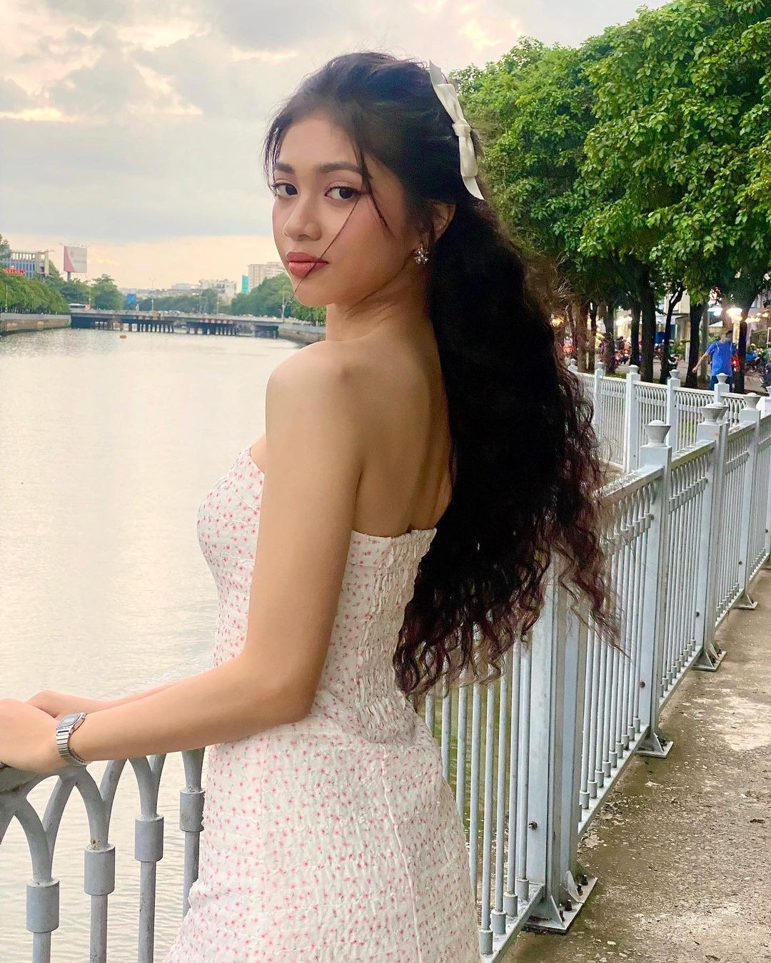 Minh Kiên sở hữu nước da nâu khỏe khoắn, khuôn miệng rộng, đặc biệt là suối tóc dài khó nhầm lẫn với các nàng hậu khác Minh Kiên sở hữu nước da nâu khỏe khoắn, khuôn miệng rộng, đặc biệt là suối tóc dài khó nhầm lẫn với các nàng hậu khác