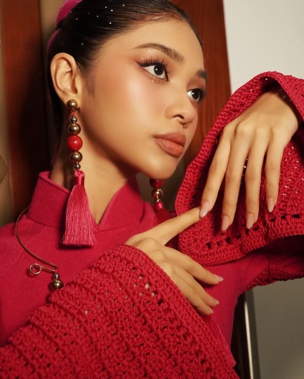 Video: Minh Kiên hóa nàng thơ tóc xoăn, nhan sắc 'bế nguyệt tu hoa' khiến bao người thương nhớ - Ảnh 6 Video: Minh Kiên hóa nàng thơ tóc xoăn, nhan sắc 'bế nguyệt tu hoa' khiến bao người thương nhớ - Ảnh 6