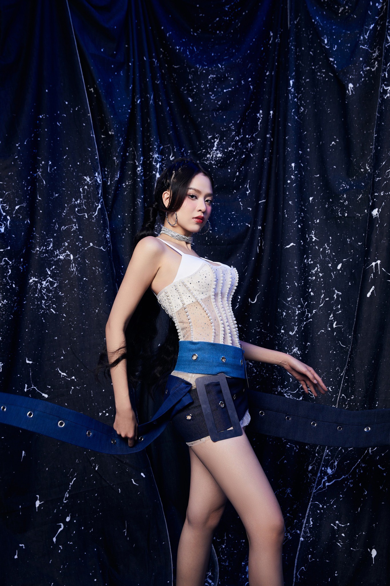 Với hình thể thon gọn, hoa hậu mê các kiểu trang phục kiệm vải giúp đôi chân thêm dài