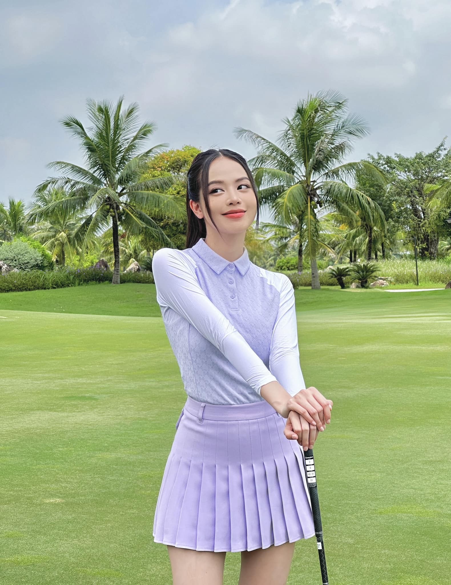 Thanh Thủy khoe đôi chân thon thả với váy xếp ly siêu ngắn khi ra sân 