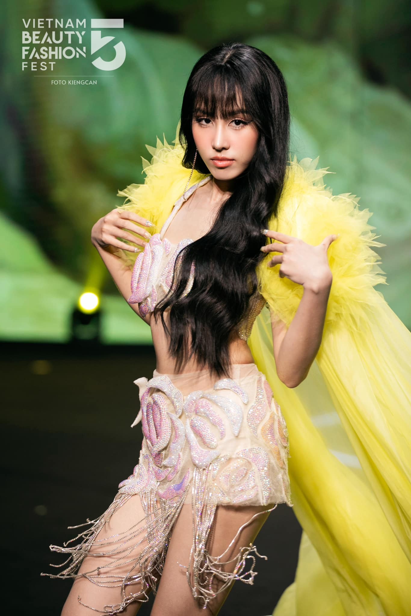 Video: Ngọc Hằng phô kỹ năng catwalk, thần thái cỡ nào mà dân tình đòi 'ụp' vương miện MI 2023? - Ảnh 1 Video: Ngọc Hằng phô kỹ năng catwalk, thần thái cỡ nào mà dân tình đòi 'ụp' vương miện MI 2023? - Ảnh 1