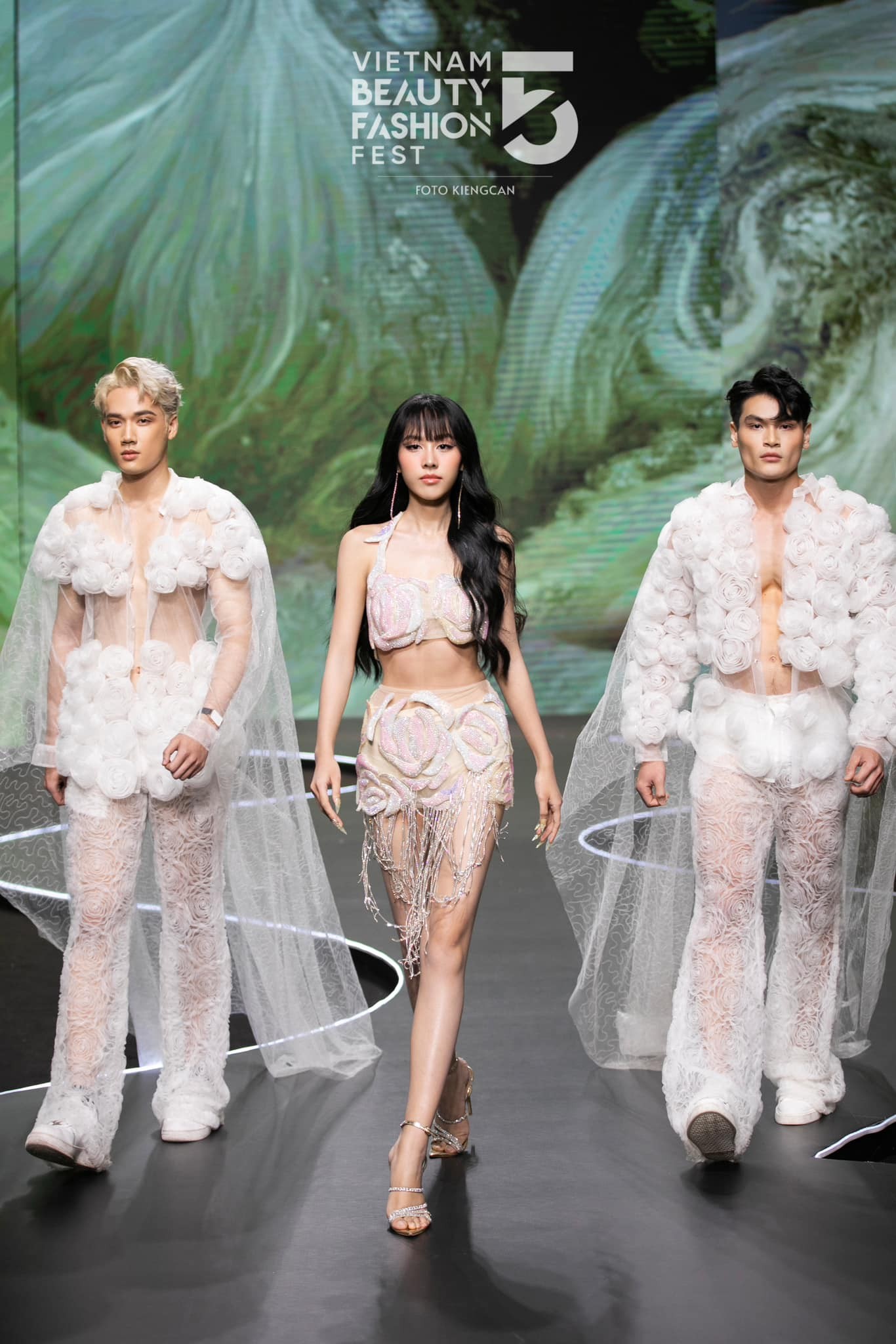 Video: Ngọc Hằng phô kỹ năng catwalk, thần thái cỡ nào mà dân tình đòi 'ụp' vương miện MI 2023? - Ảnh 3 Video: Ngọc Hằng phô kỹ năng catwalk, thần thái cỡ nào mà dân tình đòi 'ụp' vương miện MI 2023? - Ảnh 3