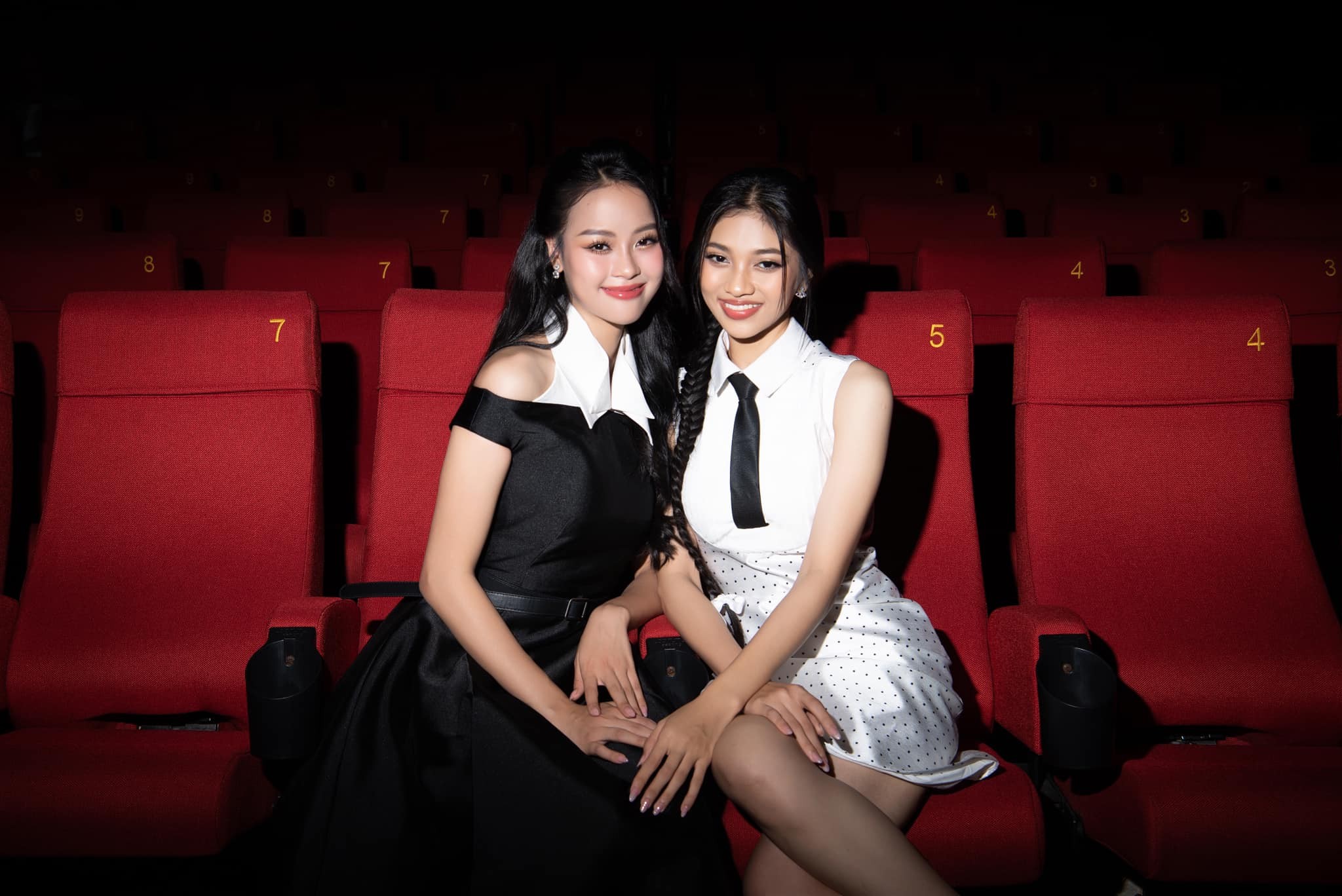 Tông đen trắng được Đào Hiền - Minh Kiên kết hợp khéo léo