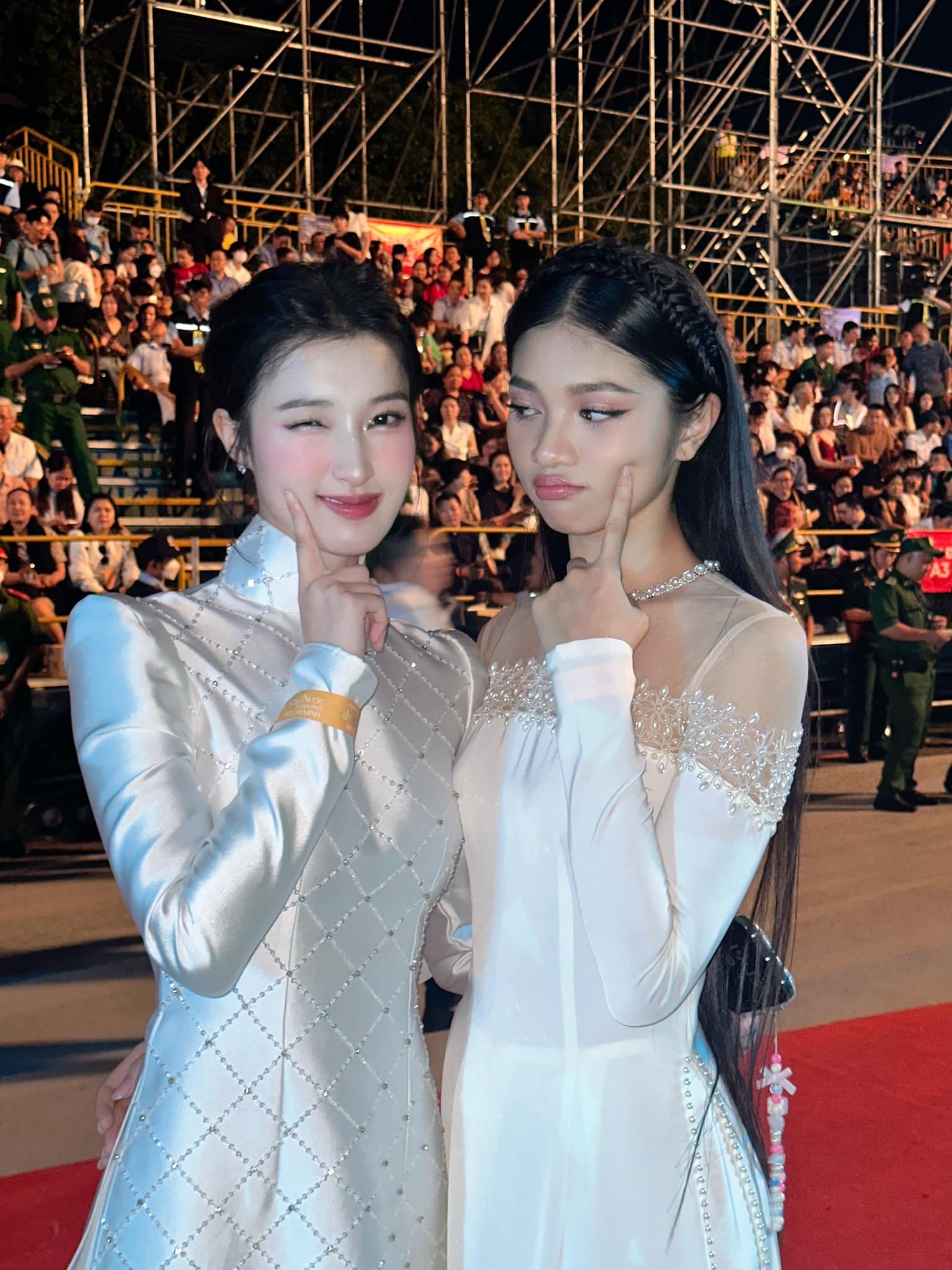 inh Kiên và Phương Nhi cùng nhau tạo dáng nhí nhảnh, đáng yêu khi tham gia sự kiện cách đây không lâu