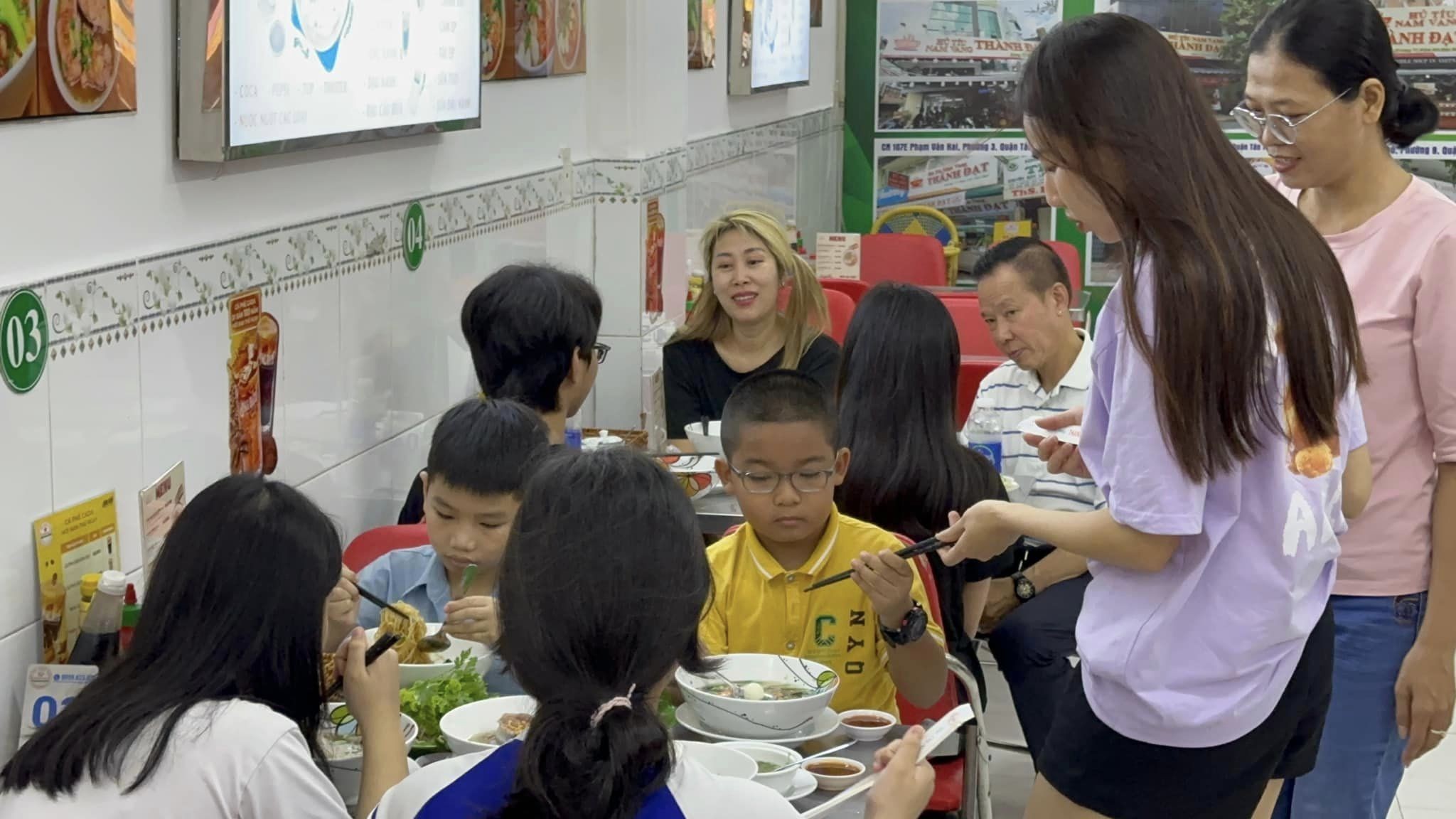 Những khoảnh khắc này sau đó thu về lượng tương tác lớn từ khán giả, kèm nhiều khen ngợi vì sự tử tế của nàng hậu