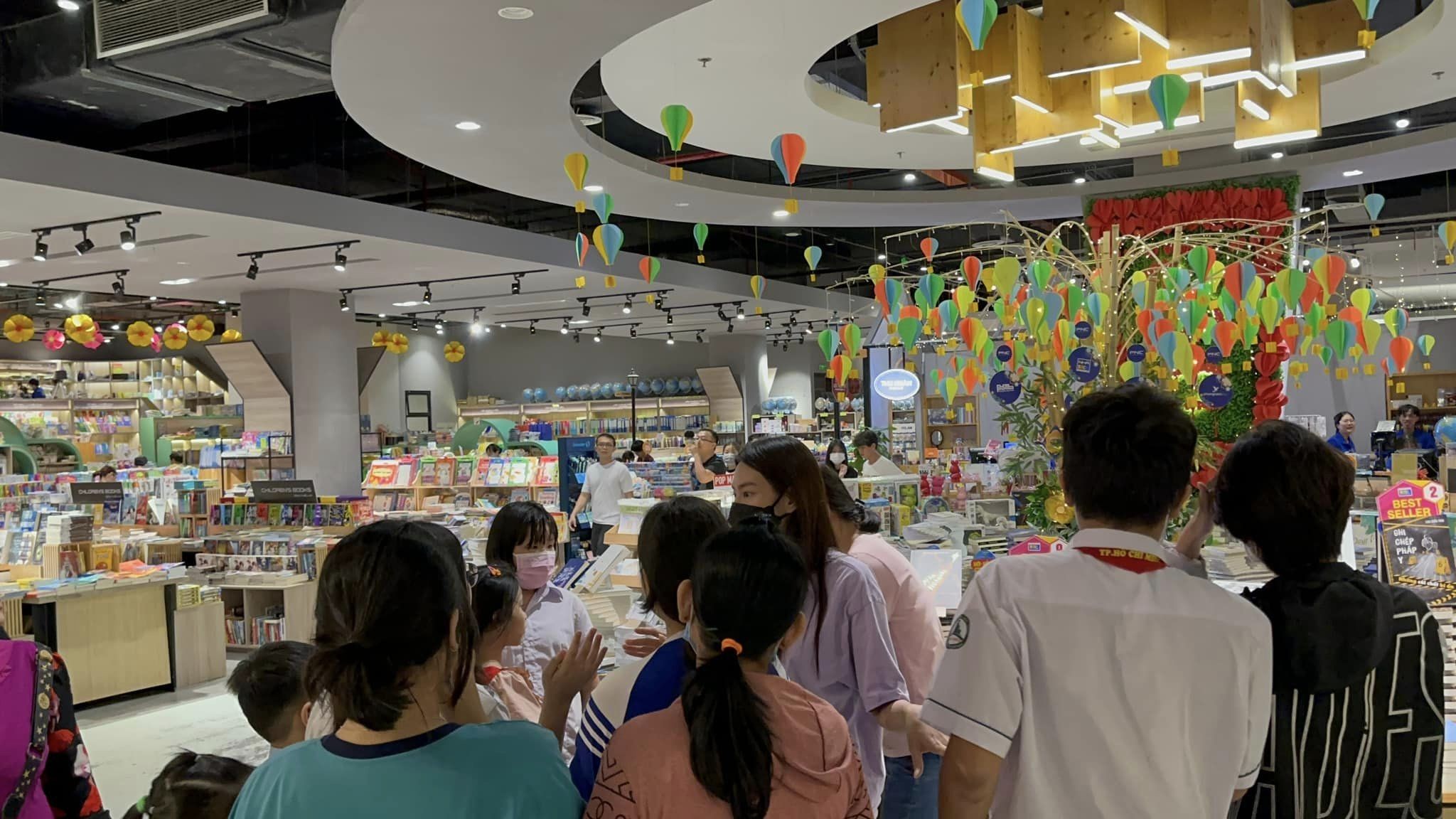 Thùy Tiên cùng các con nuôi đi mua sách vở, dụng cụ học tập để chuẩn bị cho năm học mới.