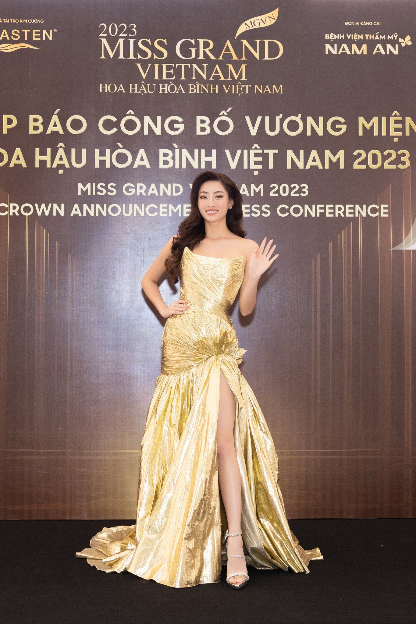 Hoa hậu Lương Thùy Linh duy trì tốt phong độ ở đường đua thảm đỏ với mẫu đầm tông vàng nổi bật. Thiết kế xẻ cao tôn chân dài Hoa hậu Lương Thùy Linh duy trì tốt phong độ ở đường đua thảm đỏ với mẫu đầm tông vàng nổi bật. Thiết kế xẻ cao tôn chân dài
