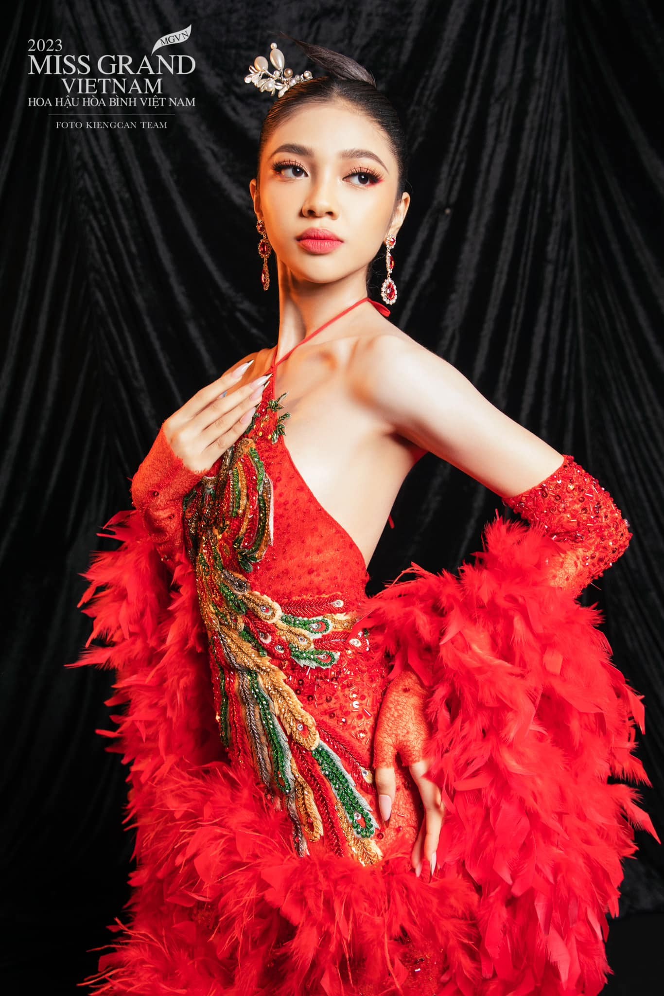 Dù mới đăng quang, song Minh Kiên không ít lần làm khán giả bất ngờ với khả năng biến hóa của mình