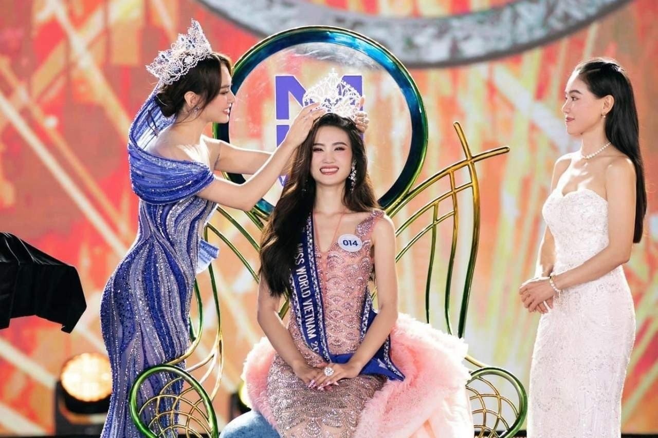 Mai Phương trao vương miện cho tân Hoa hậu Ý Nhi