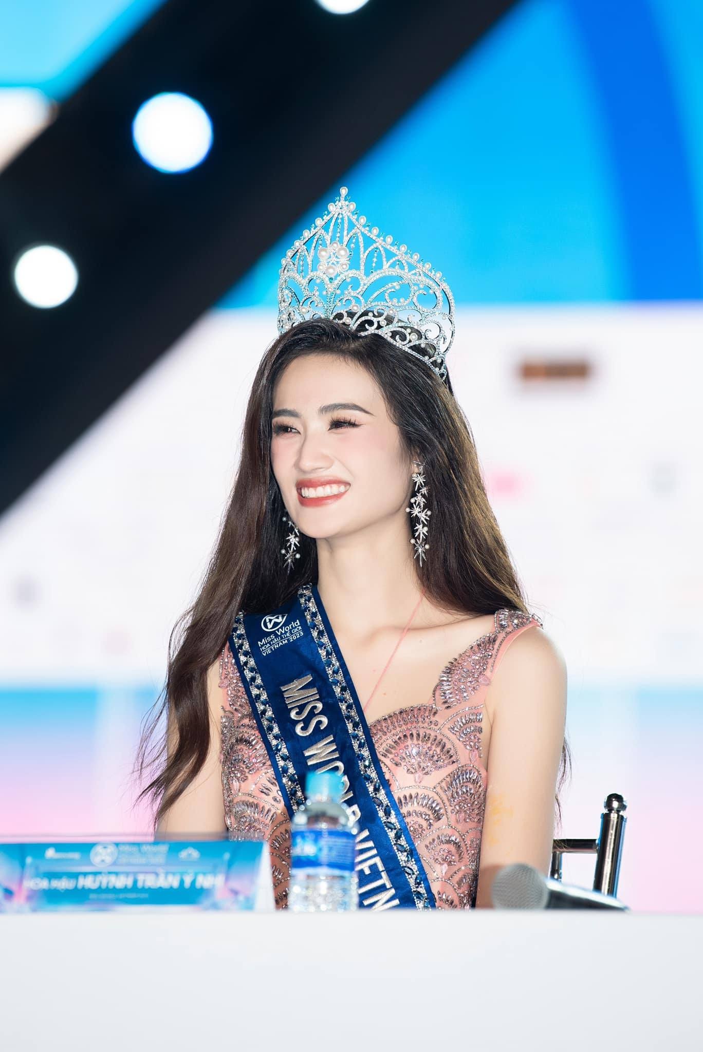 Huỳnh Trần Ý Nhi bắt đầu nhiệm kỳ Miss World Việt Nam 2023 với vô số ồn ào Huỳnh Trần Ý Nhi bắt đầu nhiệm kỳ Miss World Việt Nam 2023 với vô số ồn ào