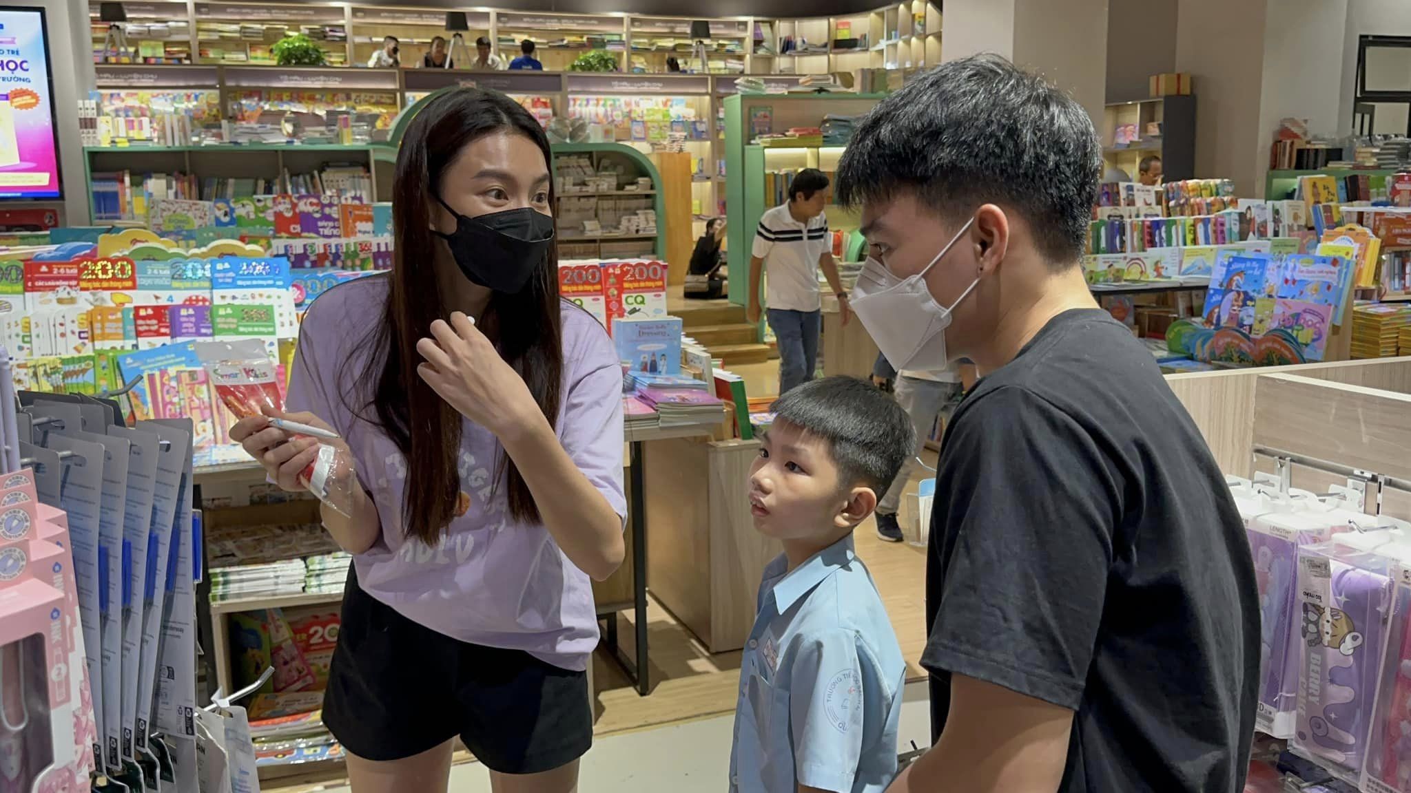 Cuối tuân qua, nàng hậu cùng các con nuôi đi mua sách vở, dụng cụ học tập để chuẩn bị cho năm học mới. Cuối tuân qua, nàng hậu cùng các con nuôi đi mua sách vở, dụng cụ học tập để chuẩn bị cho năm học mới.