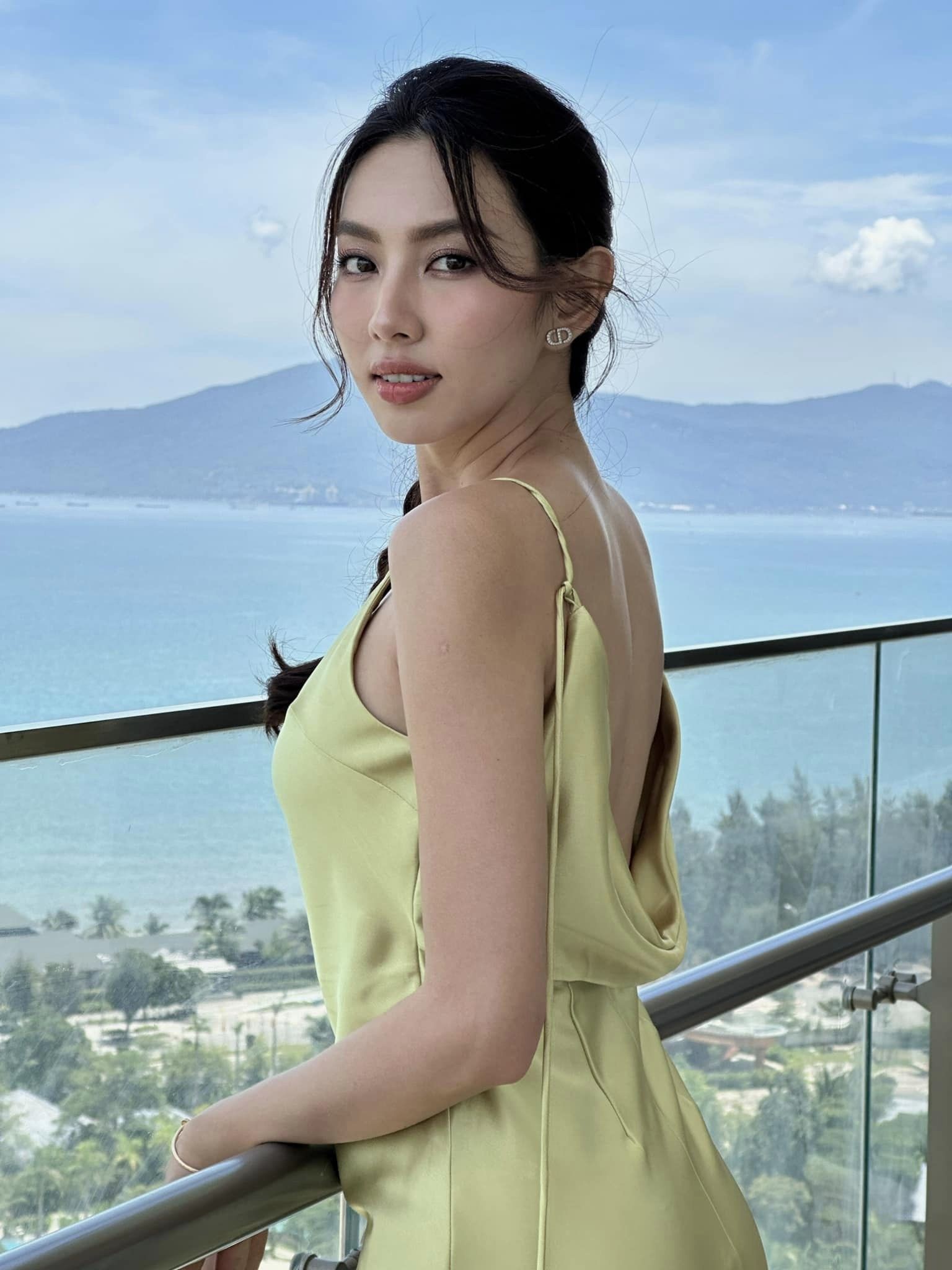 Nàng hậu diện váy “thả rông”, phô trọn lưng trần quyến rũ. Nàng hậu diện váy “thả rông”, phô trọn lưng trần quyến rũ.