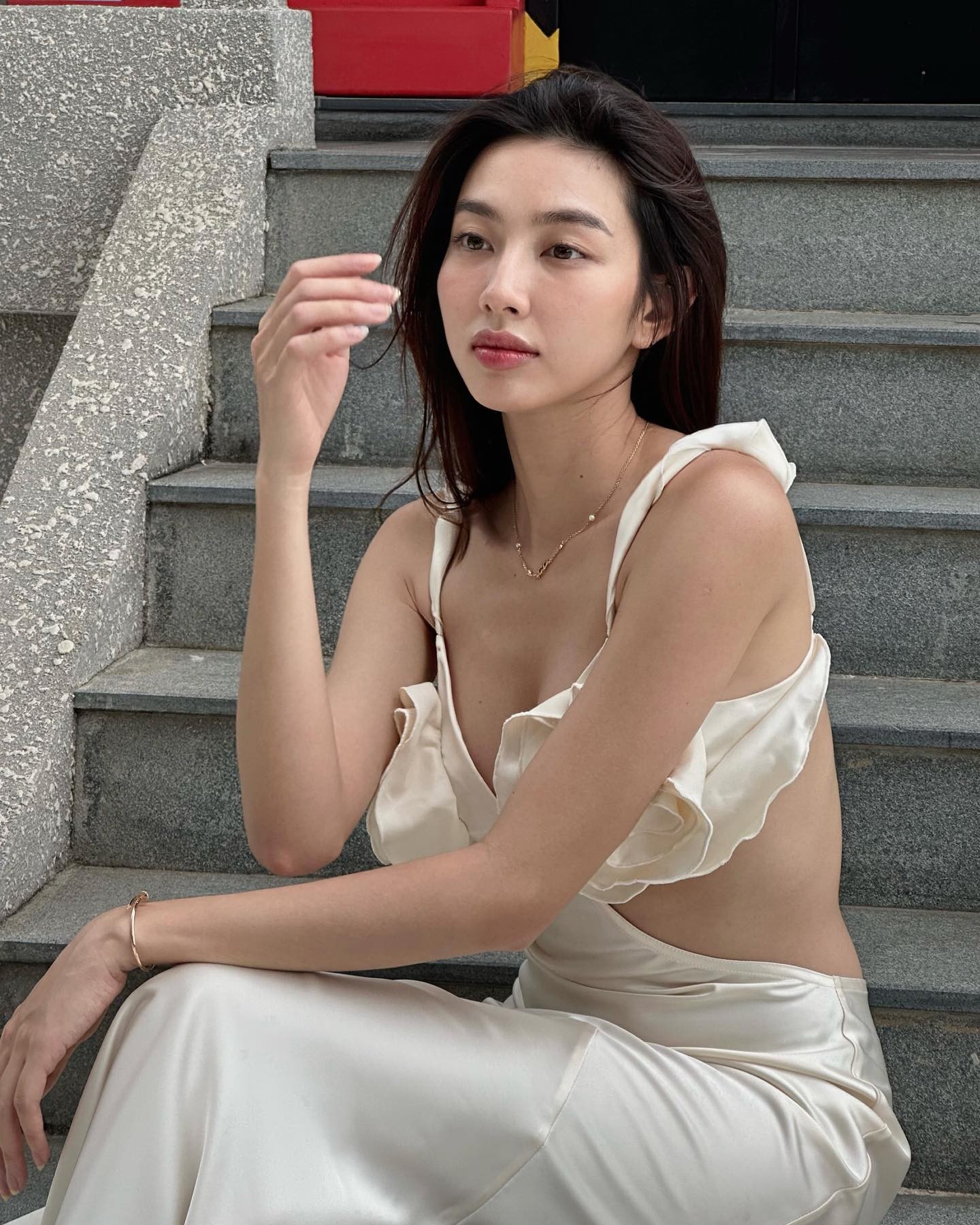 Thùy Tiên diện áo khoe lưng trần, nhan sắc nhẹ nhàng tựa nàng thơ trong tranh - Ảnh 1 Thùy Tiên diện áo khoe lưng trần, nhan sắc nhẹ nhàng tựa nàng thơ trong tranh - Ảnh 1