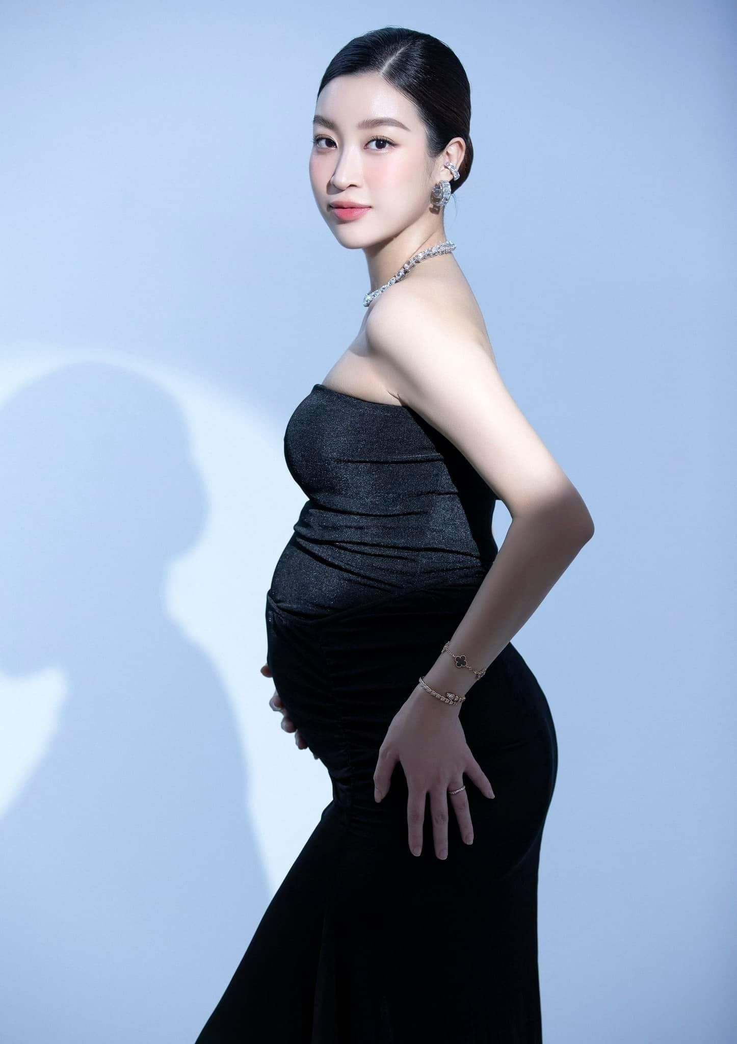 Đỗ Mỹ Linh gây bão mạng xã hội khi tung loạt ảnh bầu bí Đỗ Mỹ Linh gây bão mạng xã hội khi tung loạt ảnh bầu bí