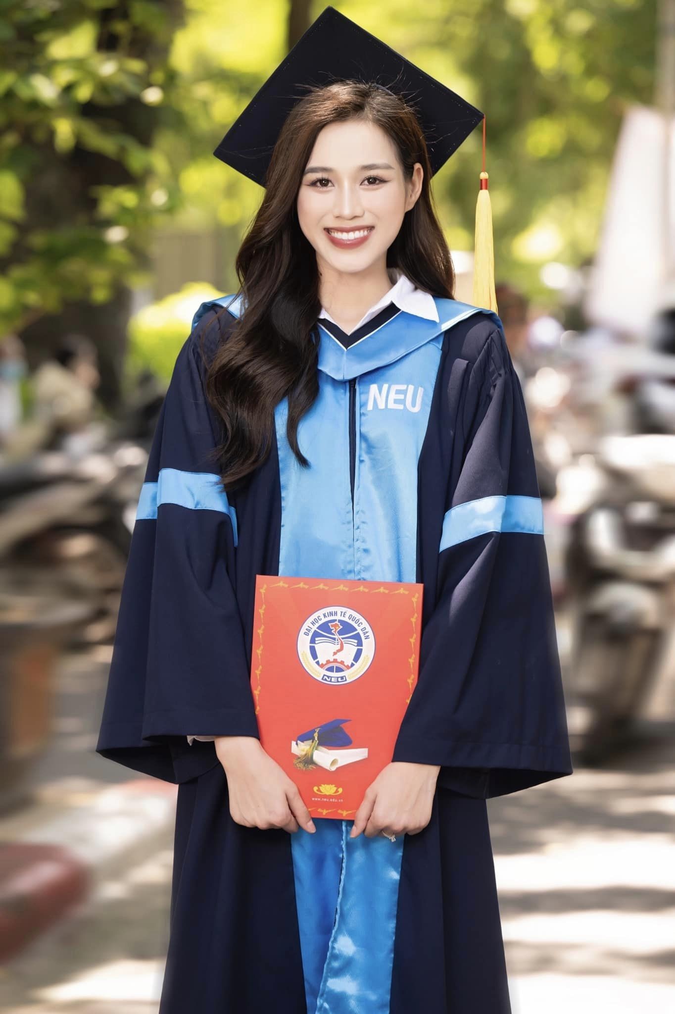 Video: Đỗ Thị Hà khoe nụ cười rực rỡ hơn nắng Thu, dân tình ngắm mãi không chán - Ảnh 3 Video: Đỗ Thị Hà khoe nụ cười rực rỡ hơn nắng Thu, dân tình ngắm mãi không chán - Ảnh 3