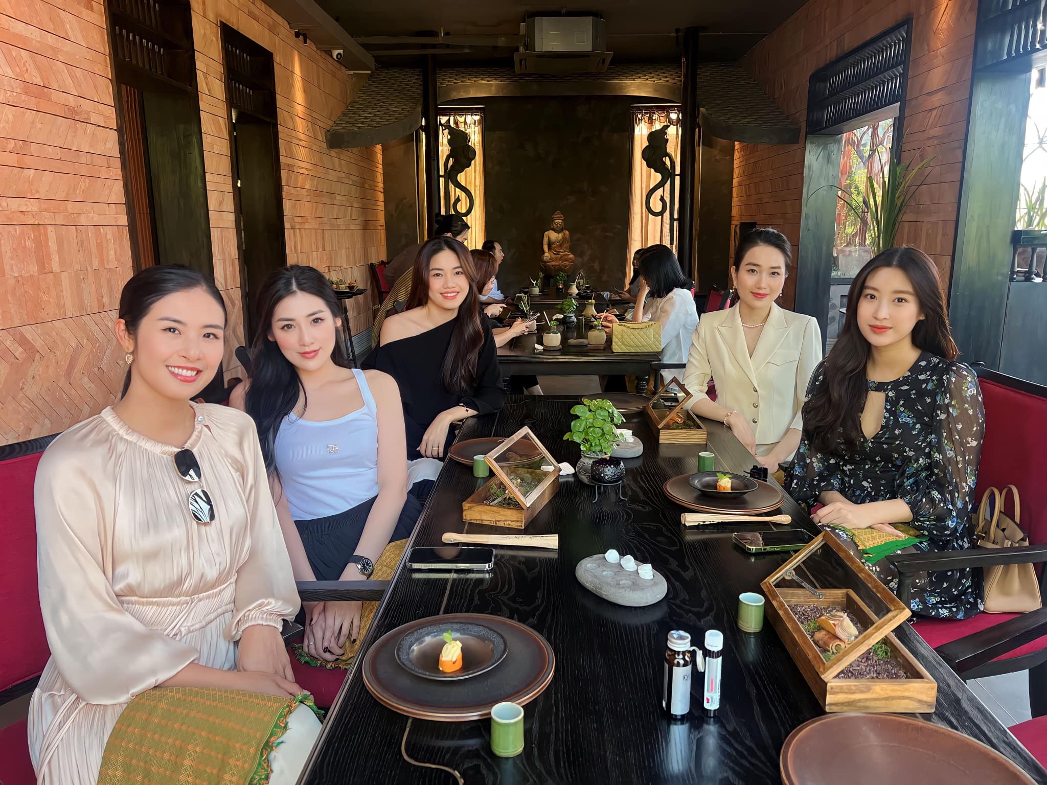 Đỗ Mỹ Linh tụ tập cùng hội chị em sau khi sinh con gái đầu lòng