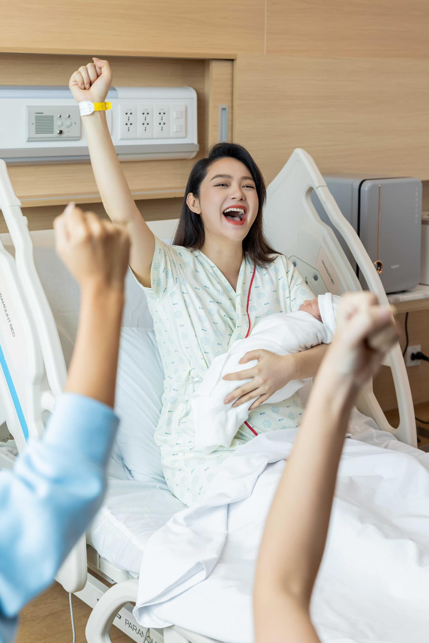 Minh Hằng rạng rỡ sau khi hạ sinh con trai đầu lòng Minh Hằng rạng rỡ sau khi hạ sinh con trai đầu lòng 