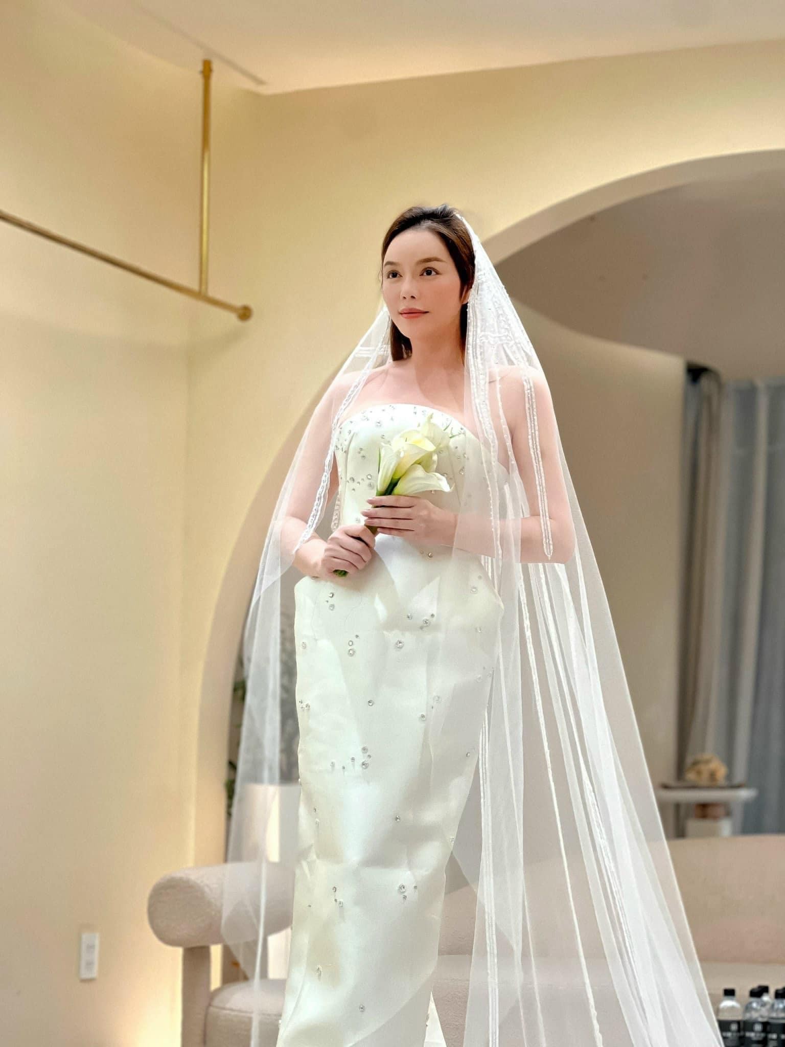 Lý Nhã Kỳ khiến cộng đồng mạng không khỏi xôn xao khi chia sẻ loạt ảnh đi thử váy cưới Lý Nhã Kỳ khiến cộng đồng mạng không khỏi xôn xao khi chia sẻ loạt ảnh đi thử váy cưới