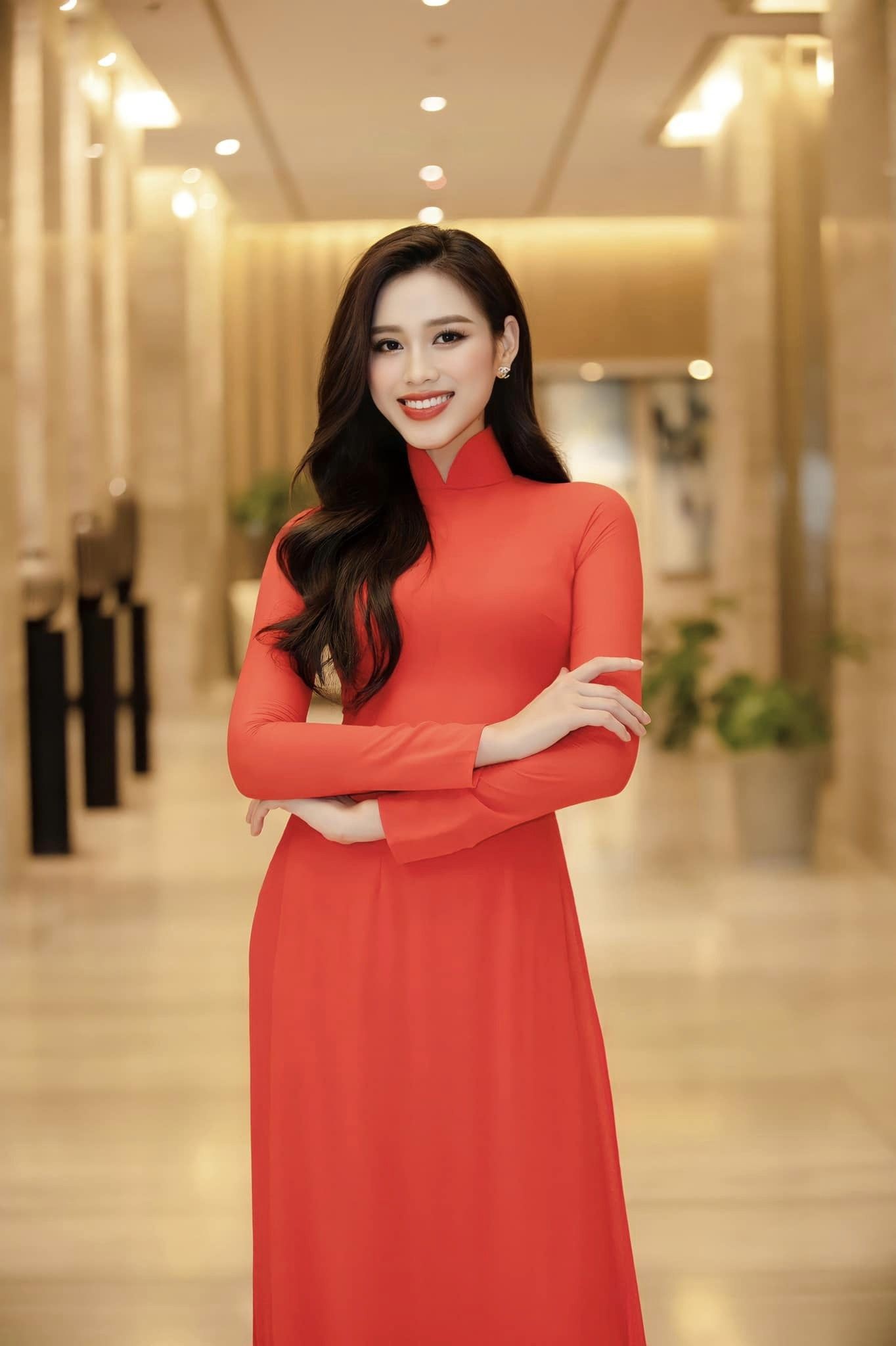 Video: Đỗ Thị Hà nền nã trong tà áo dài, bao người xiêu lòng khi khoe vẻ 'diễm mỹ tuyệt tục' - Ảnh 4 Video: Đỗ Thị Hà nền nã trong tà áo dài, bao người xiêu lòng khi khoe vẻ 'diễm mỹ tuyệt tục' - Ảnh 4