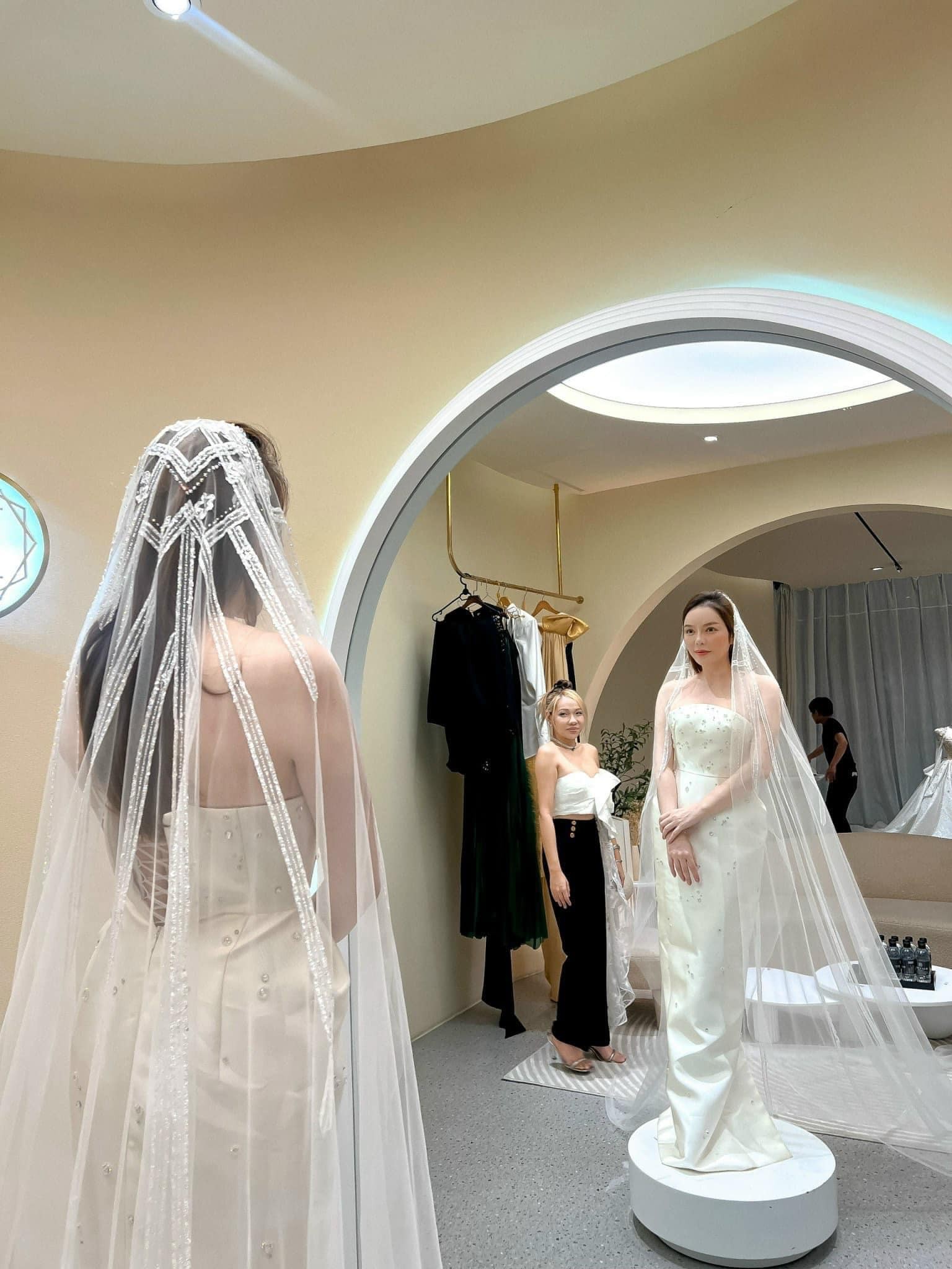 Nhiều nghi vấn cho rằng 'đại gia kim cương' sắp lên xe hoa Nhiều nghi vấn cho rằng 'đại gia kim cương' sắp lên xe hoa