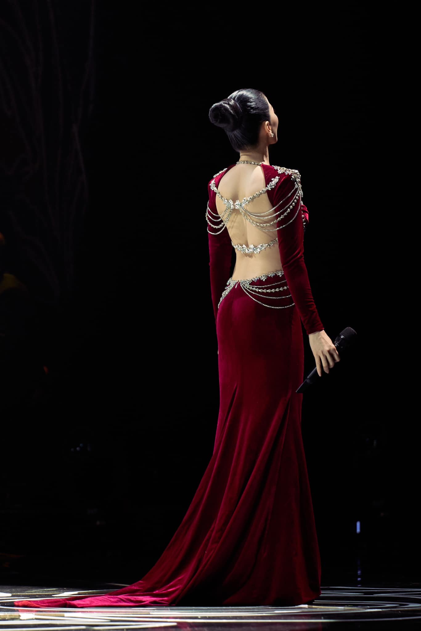 Lệ Quyên chuộng áo khoe lưng trần - Ảnh 1 Lệ Quyên chuộng áo khoe lưng trần - Ảnh 1