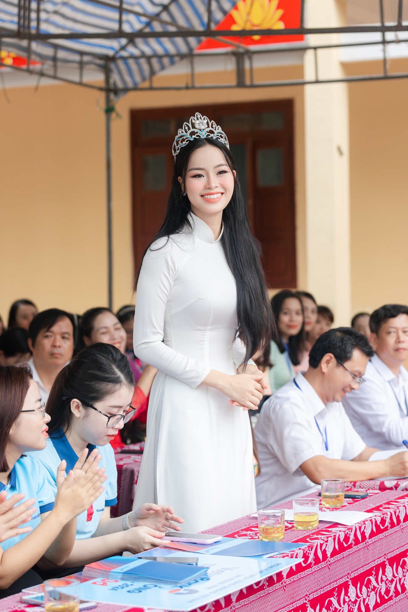 Đào Thị Hiền đẹp xuất thần khi về thăm trường, có hành động ghi điểm - Ảnh 1 Đào Thị Hiền đẹp xuất thần khi về thăm trường, có hành động ghi điểm - Ảnh 1