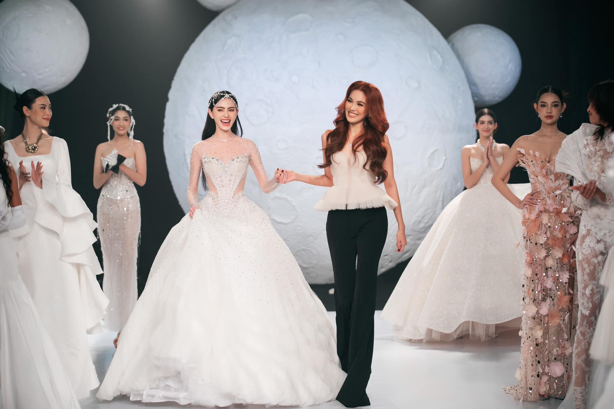 Video: 'Ma nữ đẹp nhất Châu Á' Mai Davika oanh tạc mạng xã hội với màn catwalk thần sầu - Ảnh 7 Video: 'Ma nữ đẹp nhất Châu Á' Mai Davika oanh tạc mạng xã hội với màn catwalk thần sầu - Ảnh 7