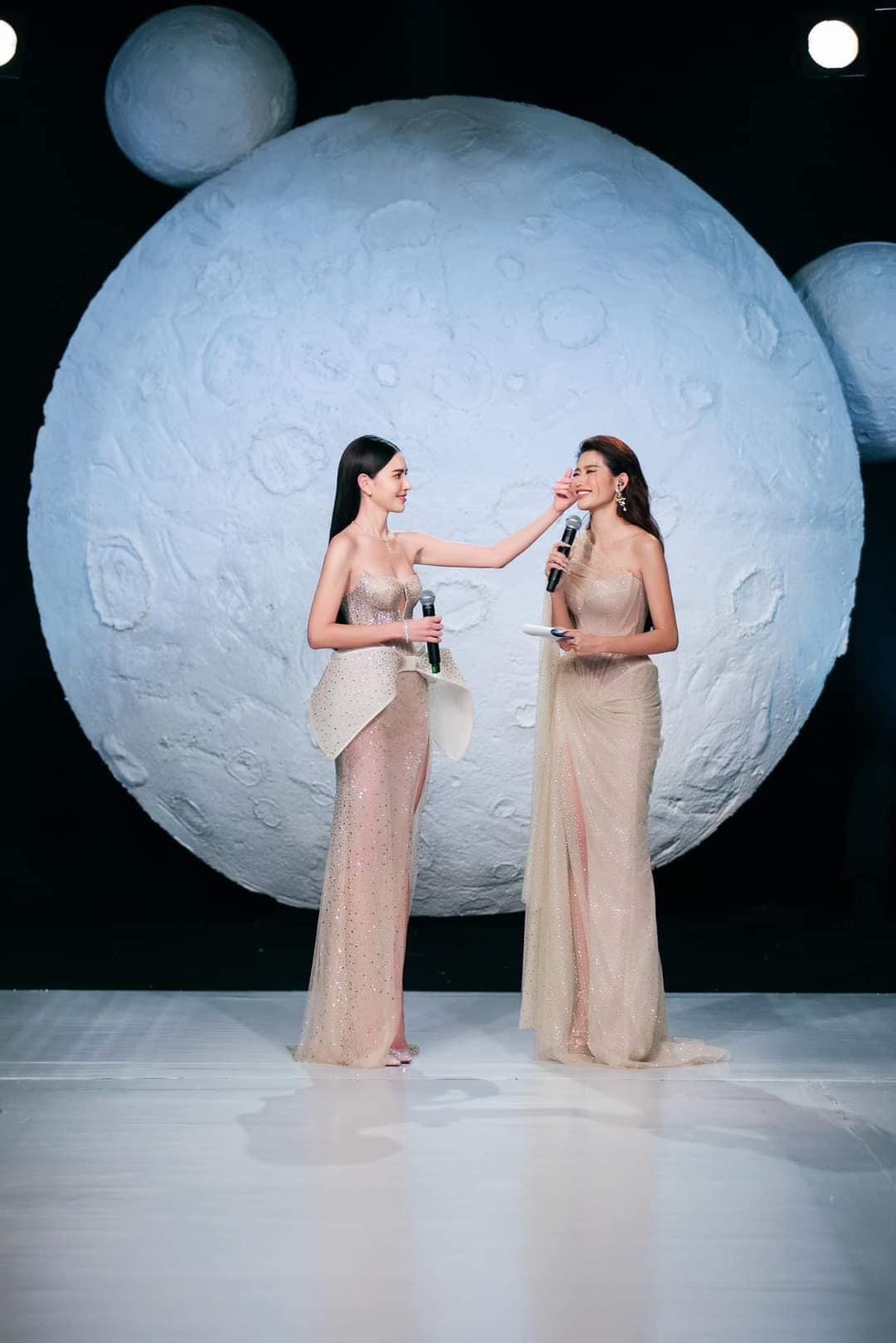 Video: 'Ma nữ đẹp nhất Châu Á' Mai Davika oanh tạc mạng xã hội với màn catwalk thần sầu - Ảnh 6 Video: 'Ma nữ đẹp nhất Châu Á' Mai Davika oanh tạc mạng xã hội với màn catwalk thần sầu - Ảnh 6