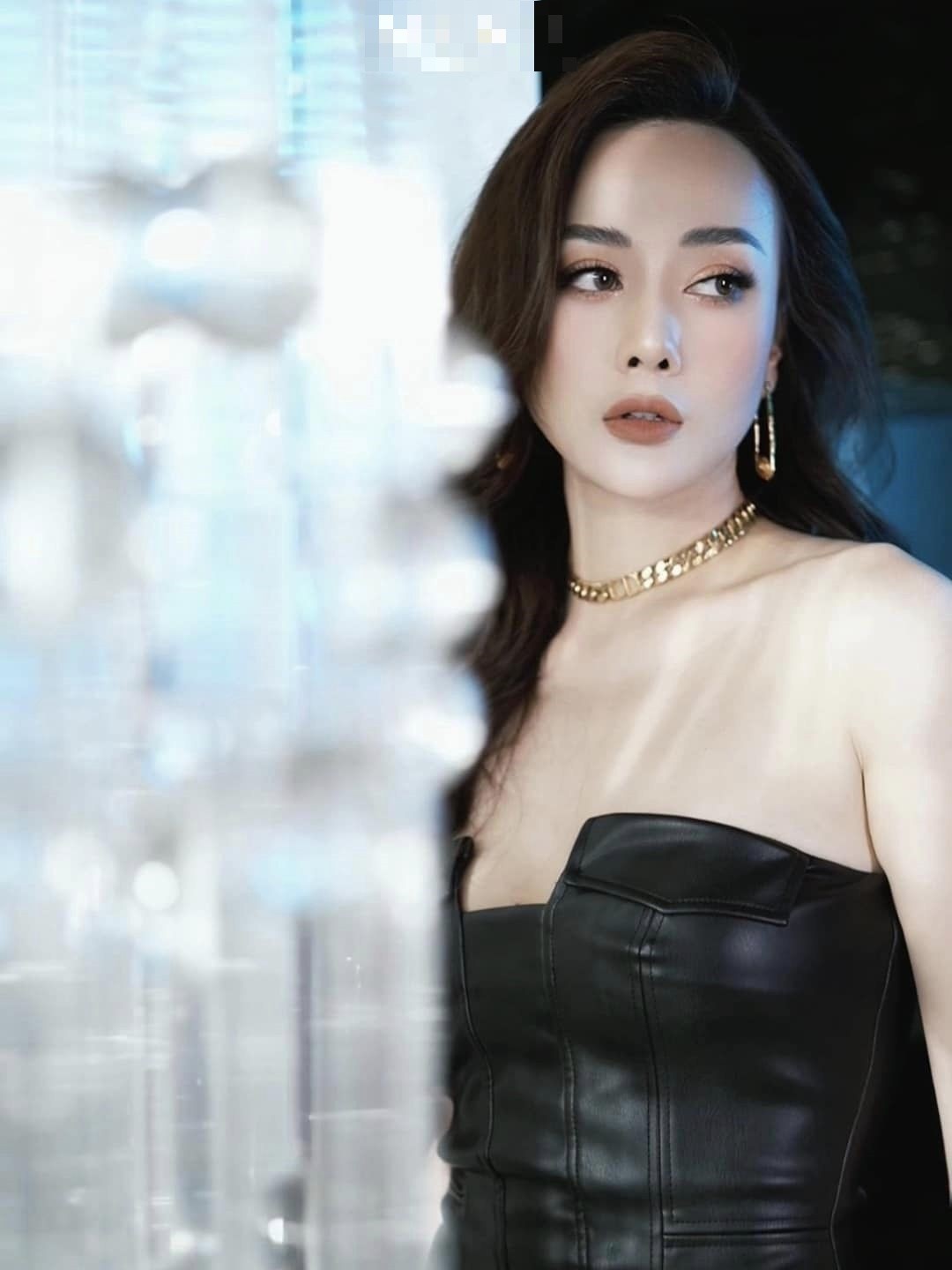 Phương Oanh thường xuyên vào bếp, chiều theo khẩu vị của chồng. Cô được mẹ chồng khen về tài nấu nướng