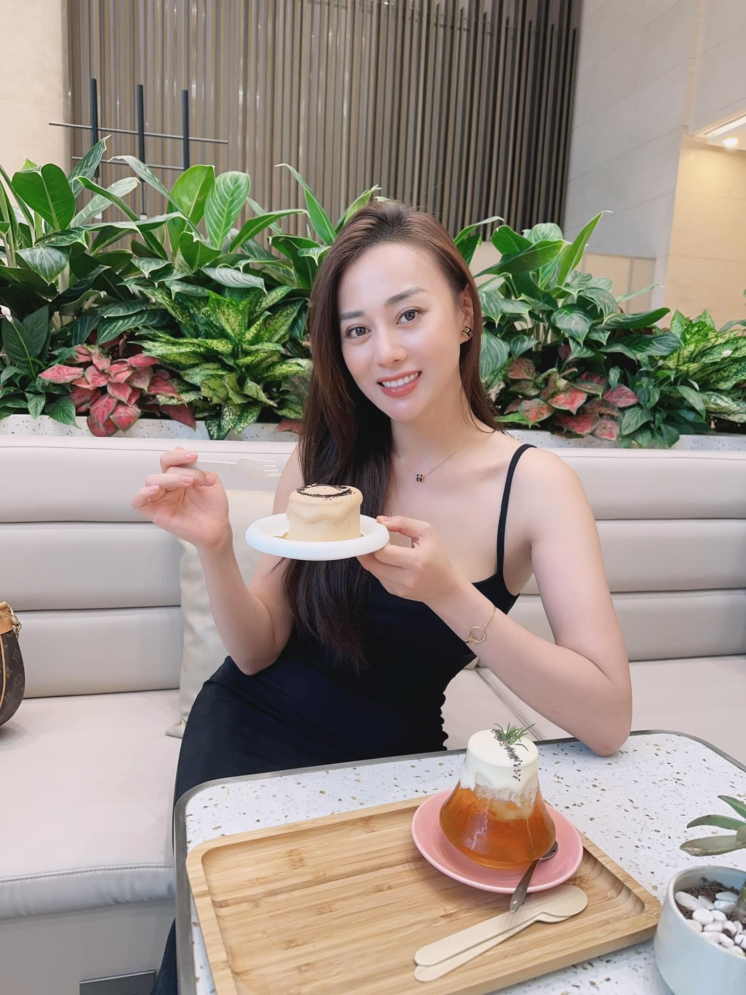 Vắng bóng bao lâu, nhan sắc của vợ Shark Bình được khen ngày một thăng hạng Vắng bóng bao lâu, nhan sắc của vợ Shark Bình được khen ngày một thăng hạng