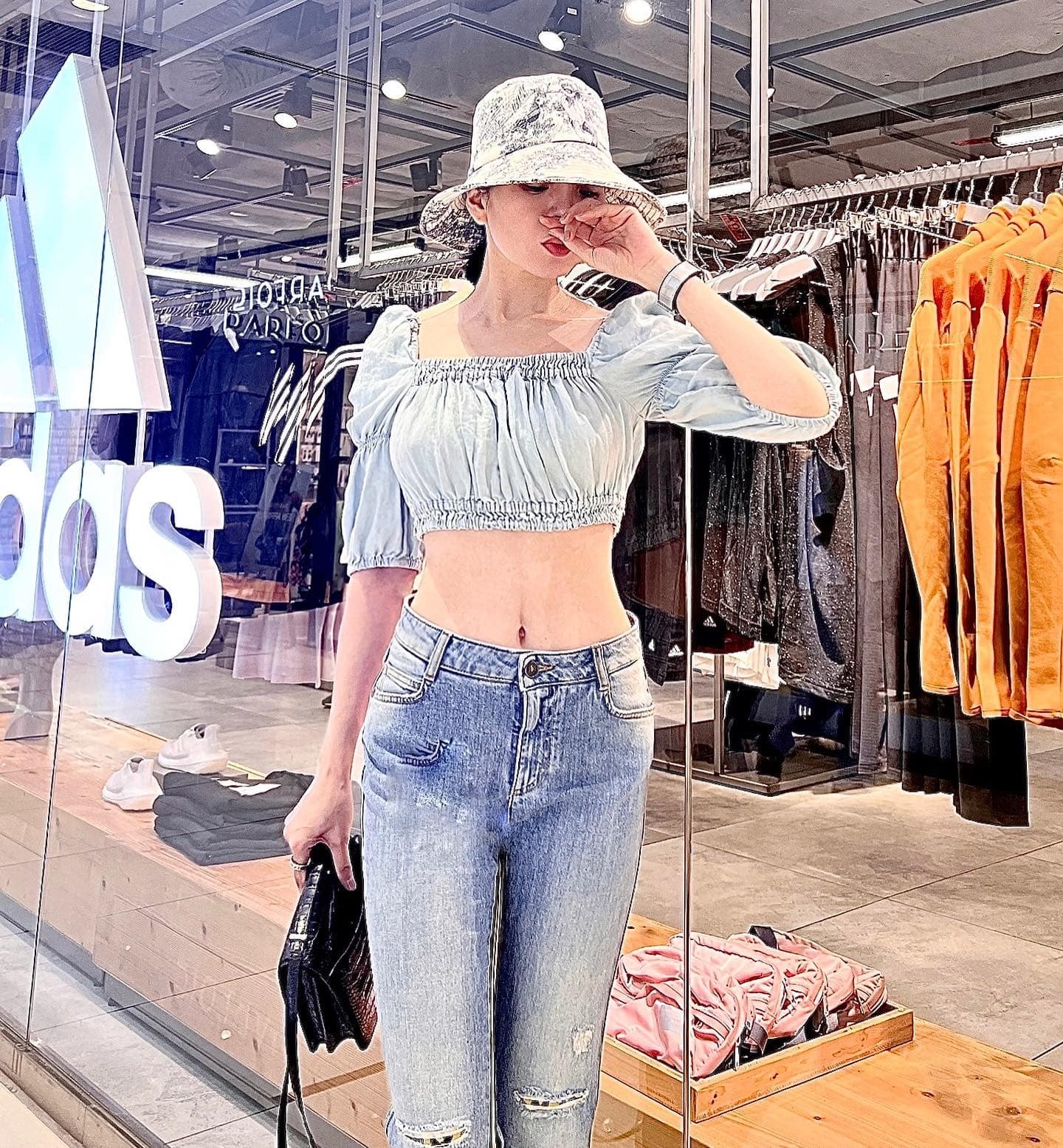 Lệ Quyên được khen trẻ như gái đôi mươi nhờ gu mặc năng động - Ảnh 8 Lệ Quyên được khen trẻ như gái đôi mươi nhờ gu mặc năng động - Ảnh 8
