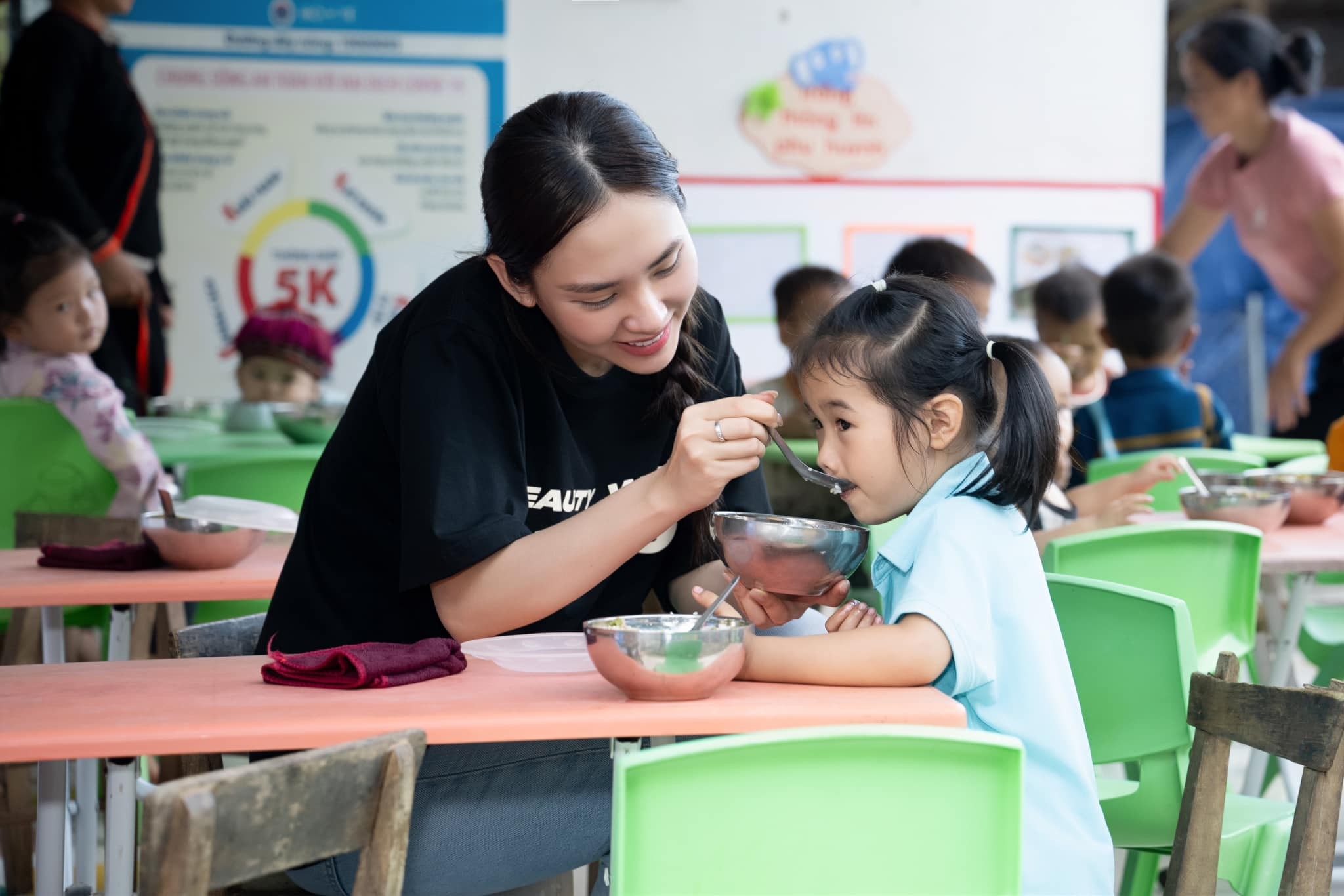 Mai Phương bận rộn với các hoạt động thiện nguyện, 'ẵm điểm 10' trước thềm Miss World - Ảnh 4 Mai Phương bận rộn với các hoạt động thiện nguyện, 'ẵm điểm 10' trước thềm Miss World - Ảnh 4