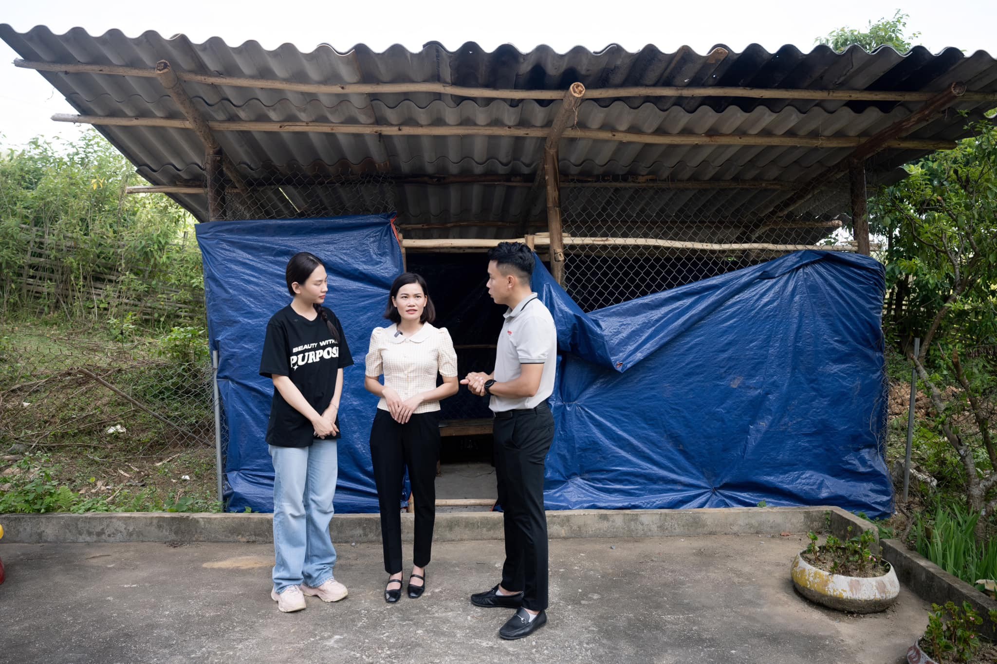 Mai Phương thăm và tặng quà cho các em nhỏ nhân dịp năm học mới tại điểm trường mầm non Khuổi Lạn Mai Phương thăm và tặng quà cho các em nhỏ nhân dịp năm học mới tại điểm trường mầm non Khuổi Lạn
