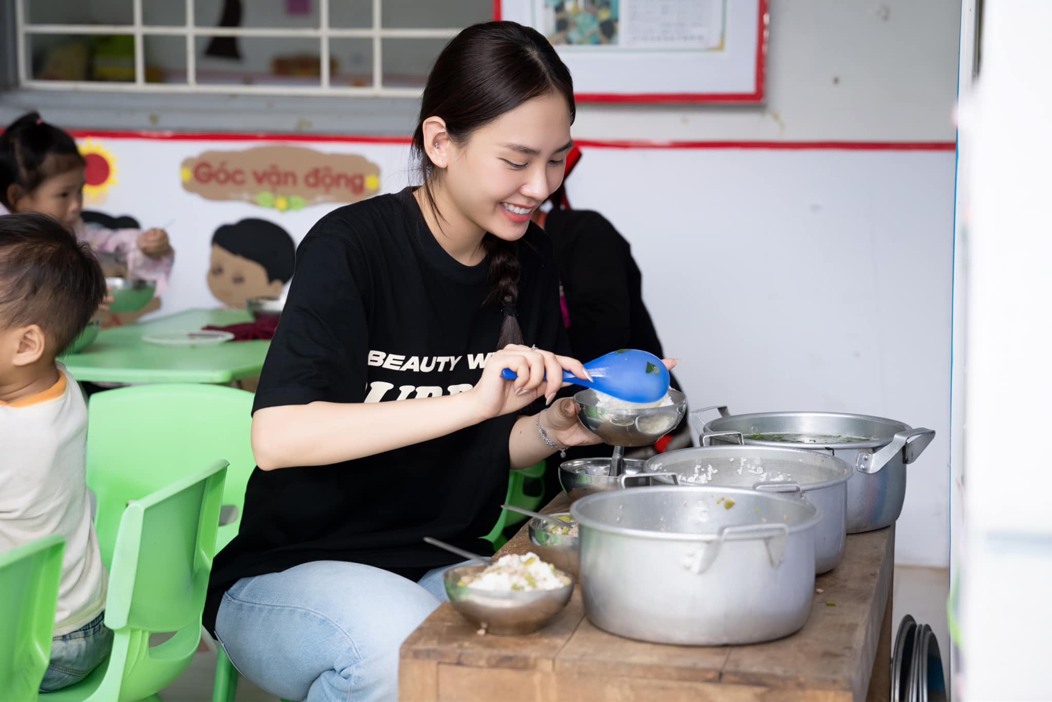 Hình ảnh ăn vận giản dị, tận tâm cho công tác thiện nguyện nhận về nhiều khen ngợi từ công chúng Hình ảnh ăn vận giản dị, tận tâm cho công tác thiện nguyện nhận về nhiều khen ngợi từ công chúng