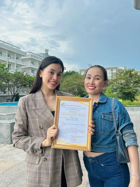 Tiểu Vy cùng mẹ ruột có chuyến từ thiện kéo dài tại Quảng Nam và Đà Nẵng Tiểu Vy cùng mẹ ruột có chuyến từ thiện kéo dài tại Quảng Nam và Đà Nẵng