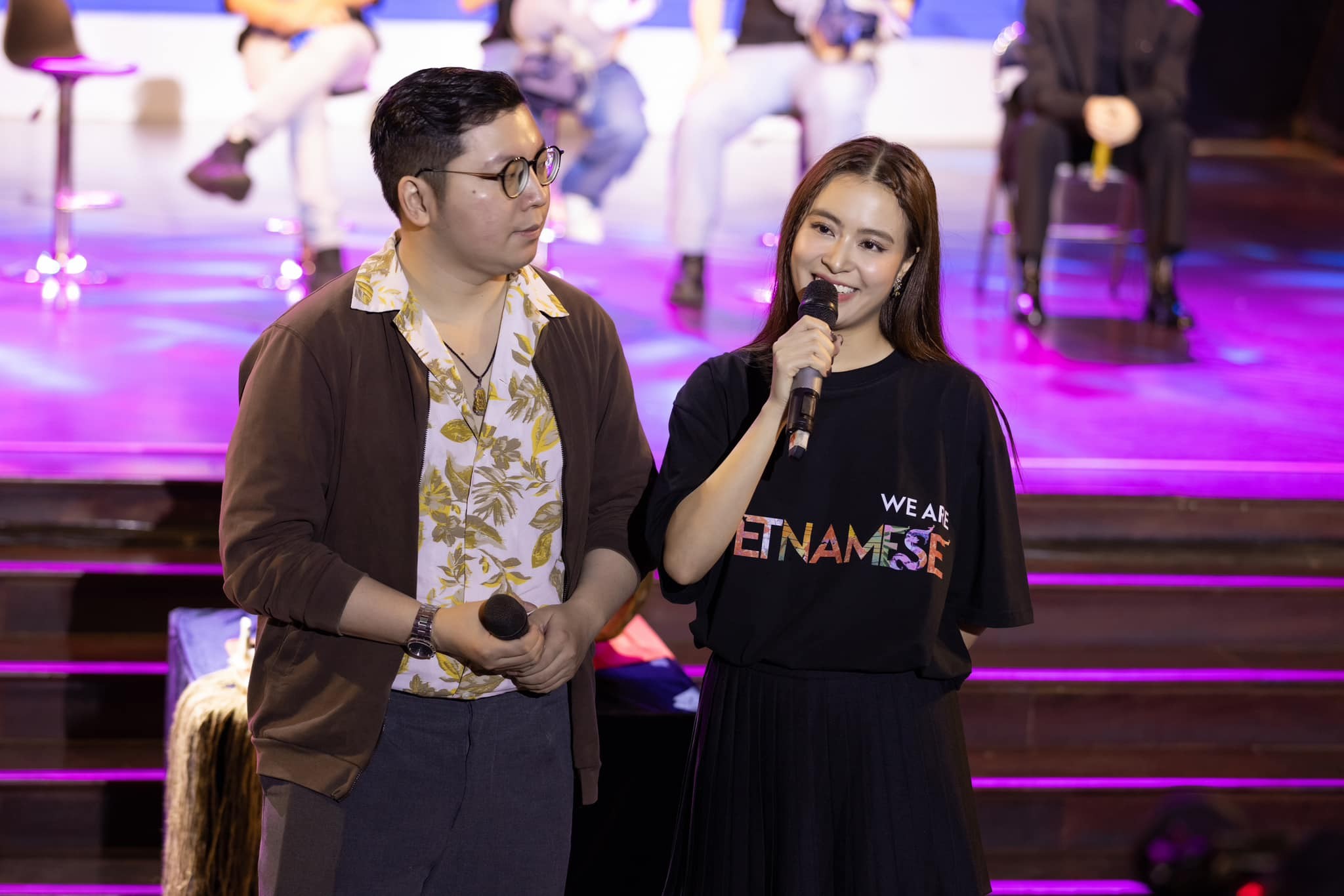Hoàng Thùy Linh đưa phóng viên đặt câu hỏi lên giữa sân khấu để vặn ngược với hàm ý bị cho là 'dạy đời' Hoàng Thùy Linh đưa phóng viên đặt câu hỏi lên giữa sân khấu để vặn ngược với hàm ý bị cho là 'dạy đời'