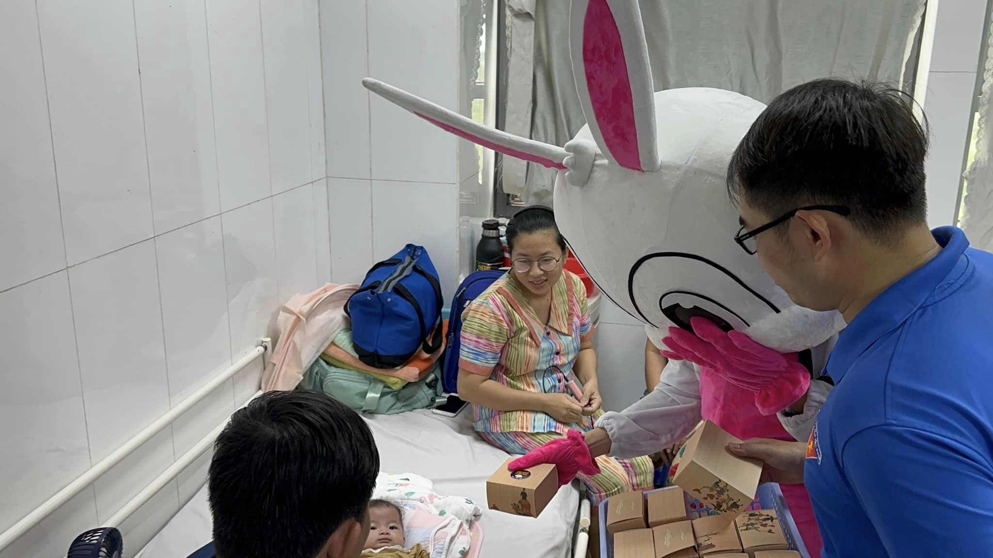 Thùy Tiên hóa thỏ, tặng quà cho các bệnh nhi tại ghé thăm Bệnh viện Sản - Nhi Sóc Trăng