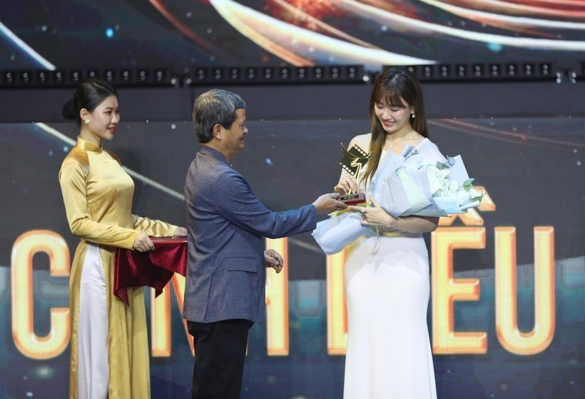 Hari Won thay mặt Trấn Thành dự lễ trao giải Cánh Diều Vàng 2023 do ông xã bận công việc Hari Won thay mặt Trấn Thành dự lễ trao giải Cánh Diều Vàng 2023 do ông xã bận công việc